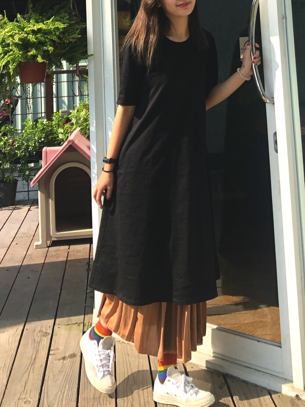 「ootd、休閒、dress、skirt、converse、日系、casual」｜「UNIQLOのクルーネックTワンピース（半袖）（ワンピース、ブラック系）」を使った、范.さん（レディース・165cm）の秋コーディネートの1枚目の写真