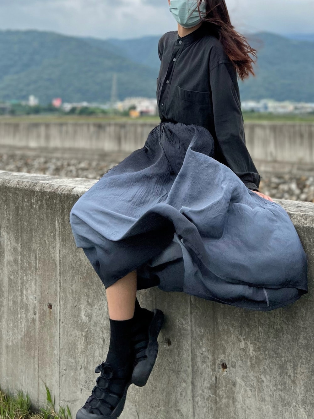 「black、UNIQLO、blue、Taiwan、keen、ootd、復古、黑白搭配、日系極簡」｜「KEENのNEWPORT H2 / ニューポート エイチツー（サンダル、ブラック系）」を使った、范.さん（レディース・165cm）の秋コーディネートの1枚目の写真