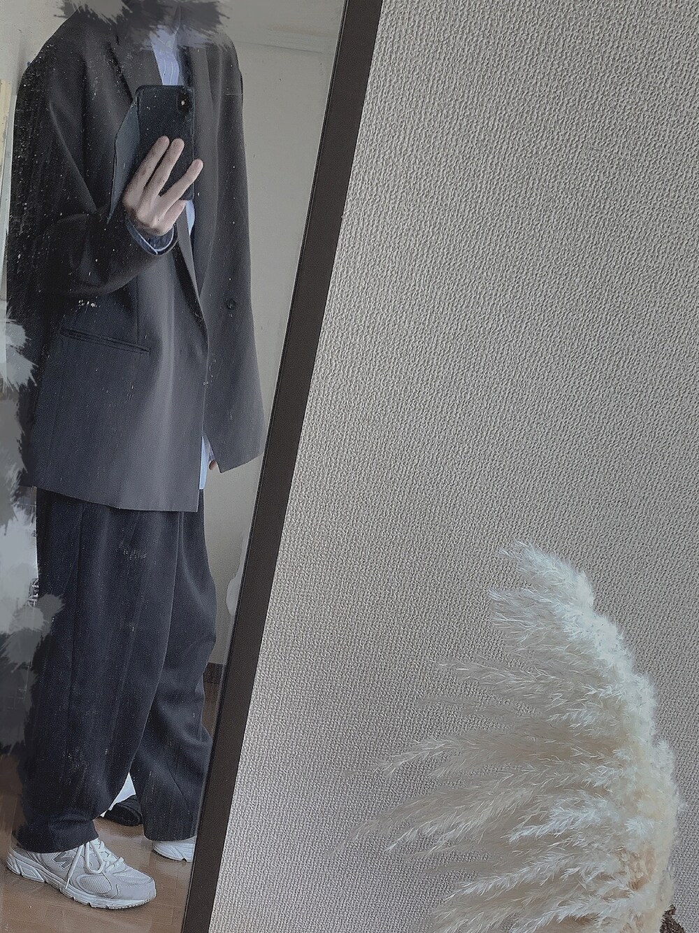 グレー系のセットアップ、ブラック系のパンツ、ホワイト系のスニーカーを着用したメンズの夏コーディネートの1枚目の写真