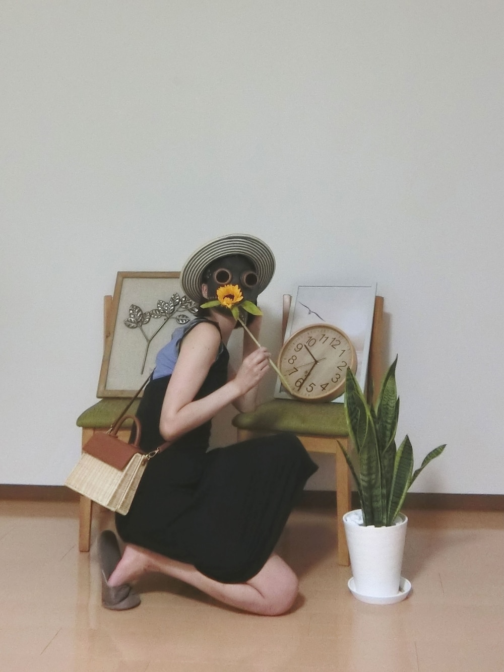「夏コーデ、ひまわり畑、今日のコーデ、シンプルコーデ」｜「ペストマスクのアイテム（ファンデーション、ブラック系）」を使った、竹と修行さん（レディース・169cm）の夏コーディネートの1枚目の写真