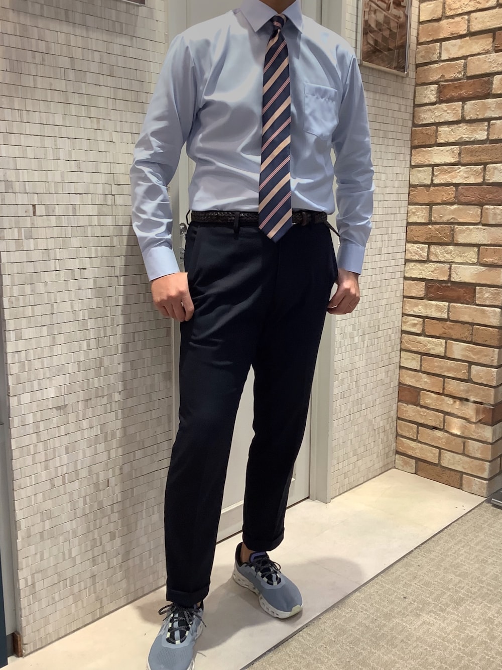 「青シャツ、お仕事コーデ、オフィススタイル、さわやか、シャツ好き集まれ、ビジネスコーデ、ビジネススタイル、メンズコーデ、綿100％、ワイドカラーシャツ」｜「TOKYO SHIRTSの超形態安定ノーアイロン ワイド 長袖ビジネスワイシャツ（ビジネスシャツ、ブルー系）」を使った、BRICK HOUSE シャツ工房 徳重ヒルズウォーク店さん（メンズ・186cm）の冬コーディネートの1枚目の写真