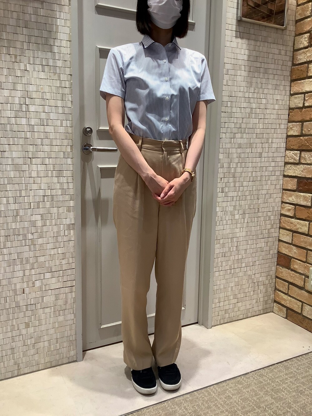 「BRICK HOUSE by TOKYO SHIRT、東京シャツ、シャツスタイル、ビジネススタイル、オフィススタイル、シャツ好き集まれ、シャツコーデ、半袖シャツ、オフィスシーンで活躍、ビジネスコーデ」｜「TOKYO SHIRTSの形態安定ノーアイロン ワイド衿 半袖ビジネスワイシャツ（ビジネスシャツ、ブルー系）」を使った、BRICK HOUSE シャツ工房 徳重ヒルズウォーク店さん（レディース・160cm）の夏コーディネートの1枚目の写真