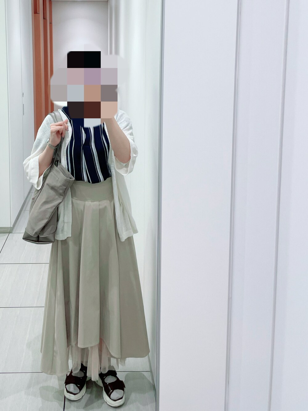 「スカート、低身長、カーディガン」｜「AND COUTUREのアイテム（スカート、ベージュ系）」を使った、manmaru2828さん（レディース・151cm）の秋コーディネートの1枚目の写真