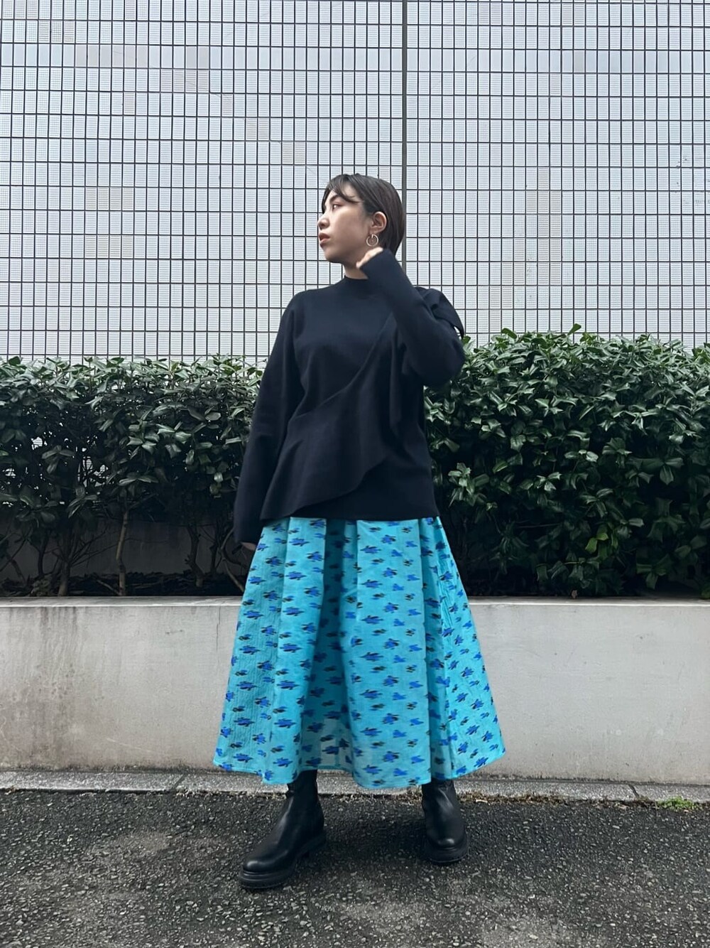 ブルー系のスカート、ブルー系のニット/セーターを着用したレディースの秋コーディネートの1枚目の写真