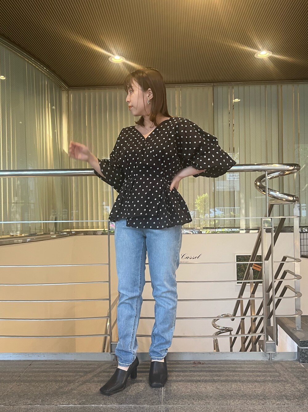 その他のシャツ/ブラウス、ブルー系のデニムパンツ、ブラック系のパンプスを着用したレディースの春コーディネートの1枚目の写真