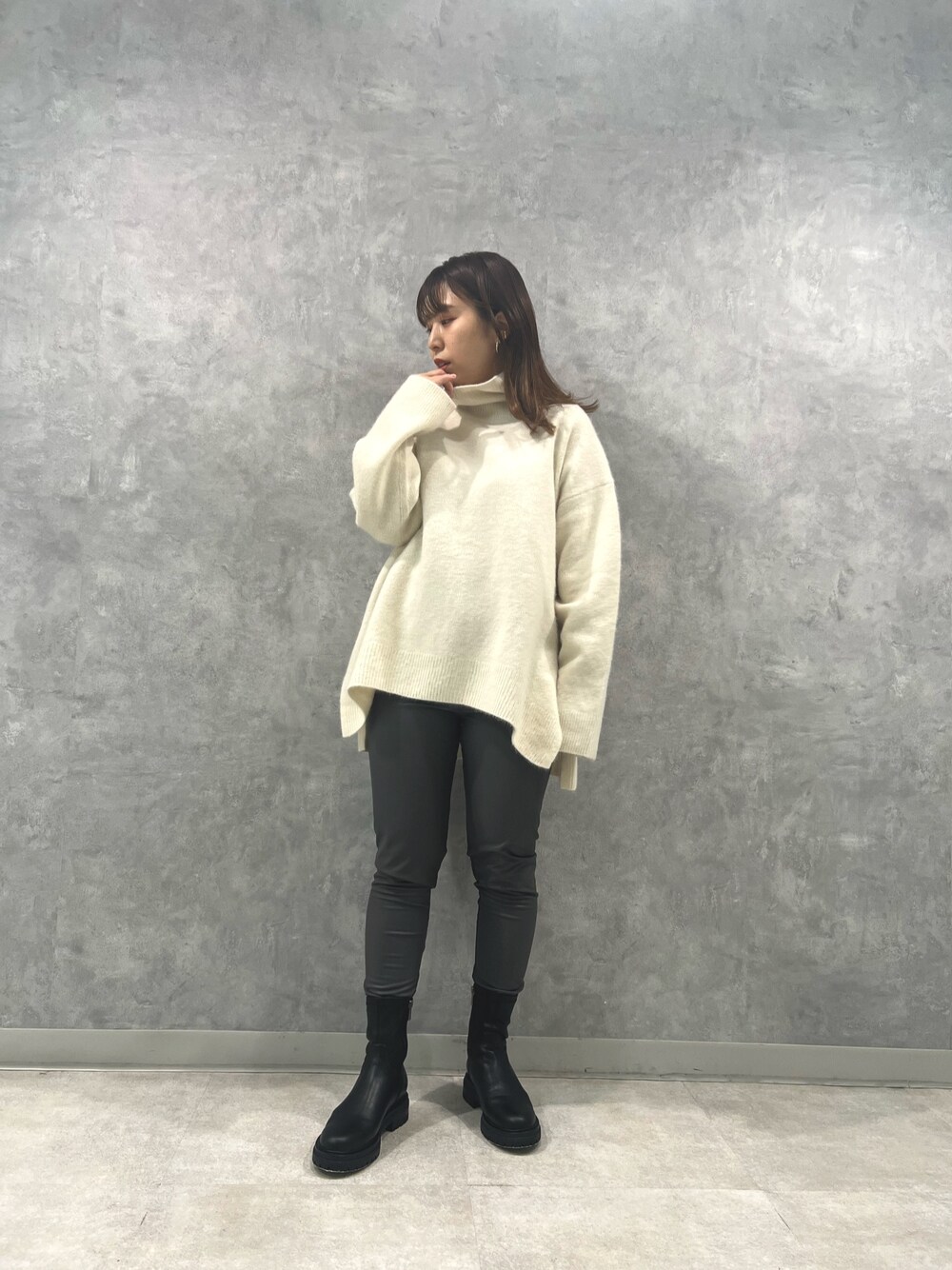 ホワイト系のニット/セーター、グレー系のその他パンツを着用したレディースの秋コーディネートの1枚目の写真