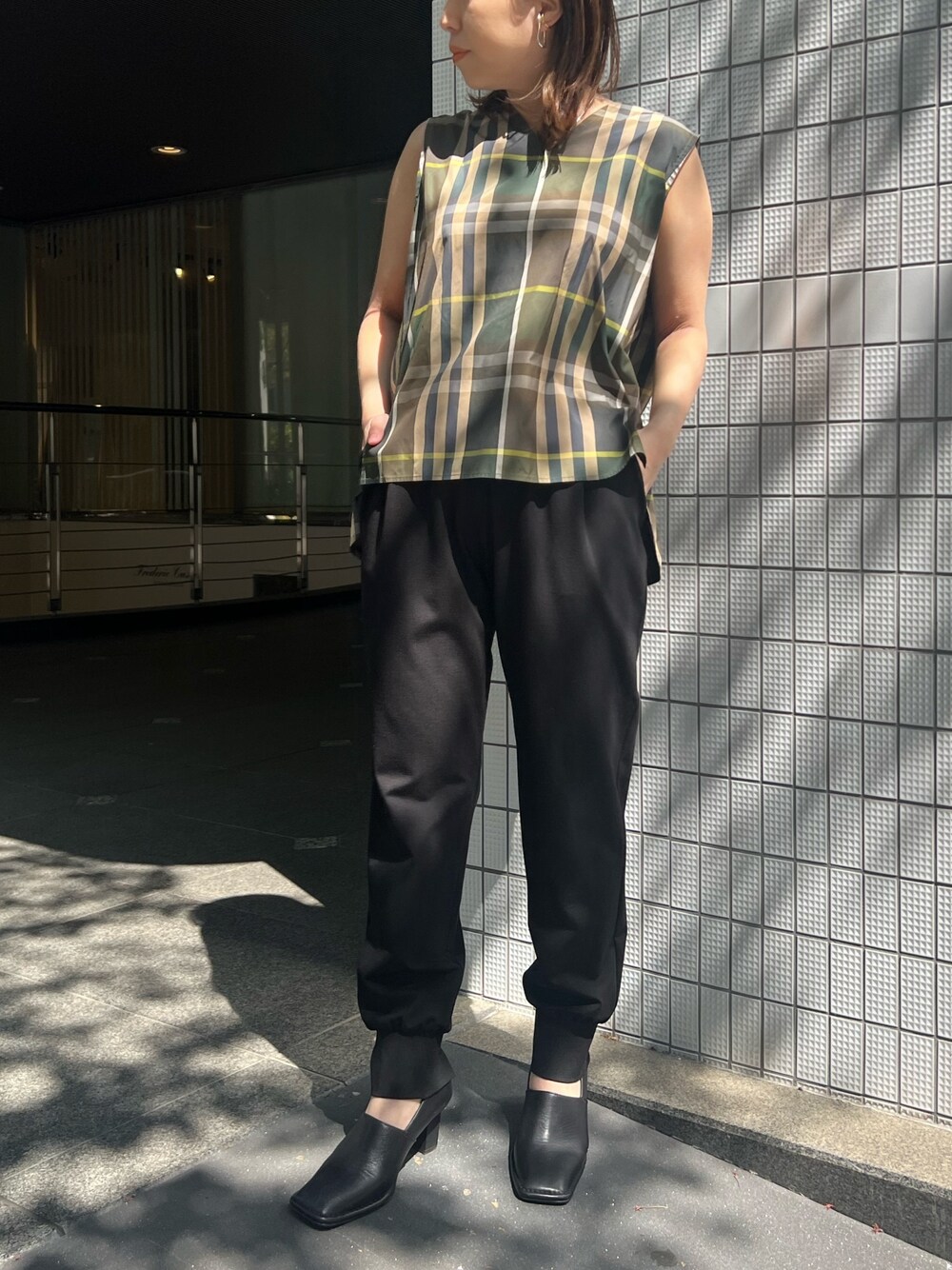 その他のシャツ/ブラウス、ブラック系のスラックス、ブラック系のパンプスを着用したレディースの春コーディネートの1枚目の写真