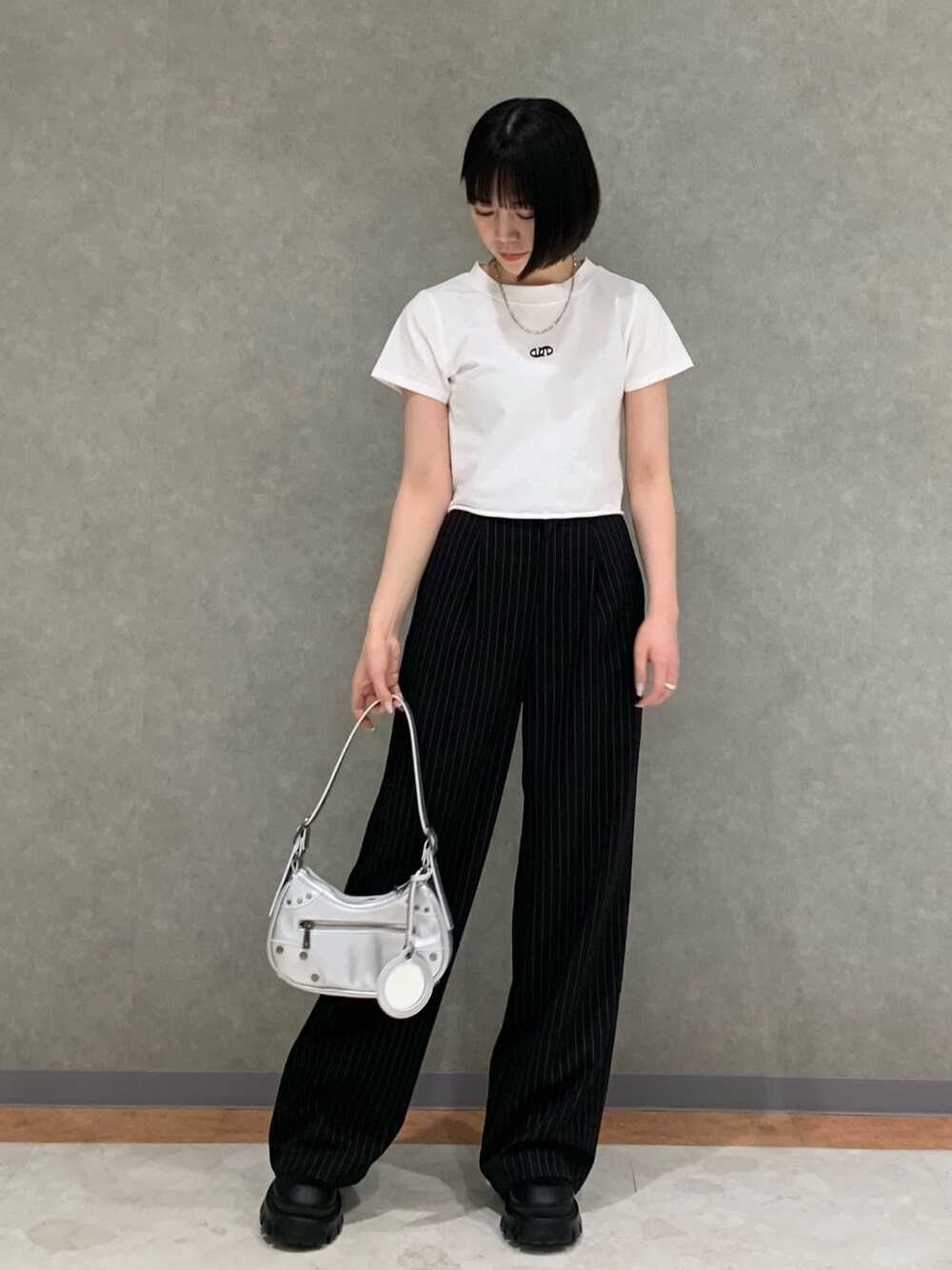 その他のその他パンツ、ホワイト系のTシャツ/カットソー、シルバー系のハンドバッグを着用したレディースの春コーディネートの1枚目の写真