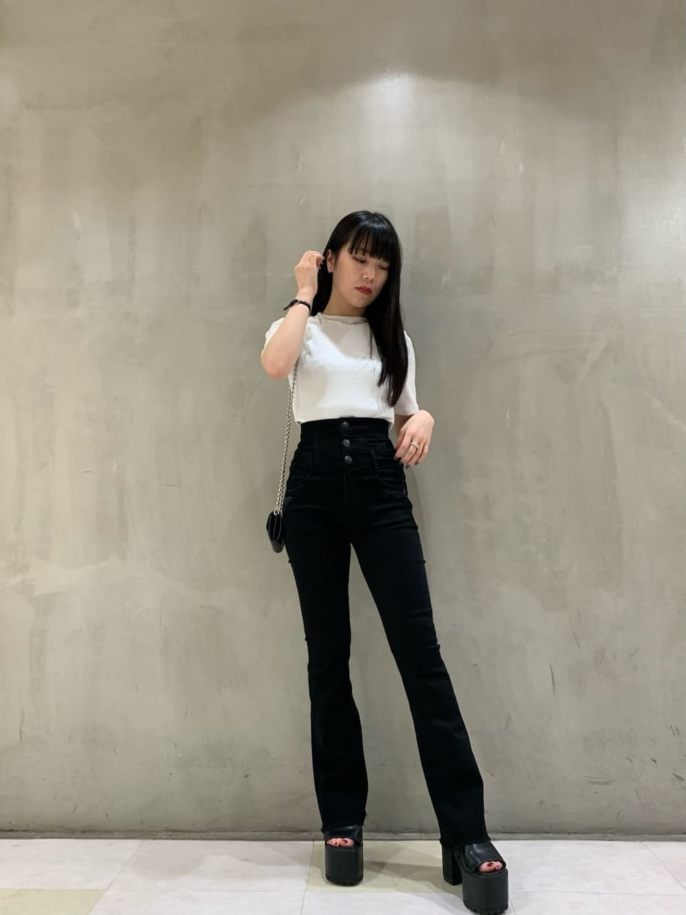 ブラック系のサンダル、ブラック系のデニムパンツ、ホワイト系のTシャツ/カットソーを着用したレディースの夏コーディネートの1枚目の写真