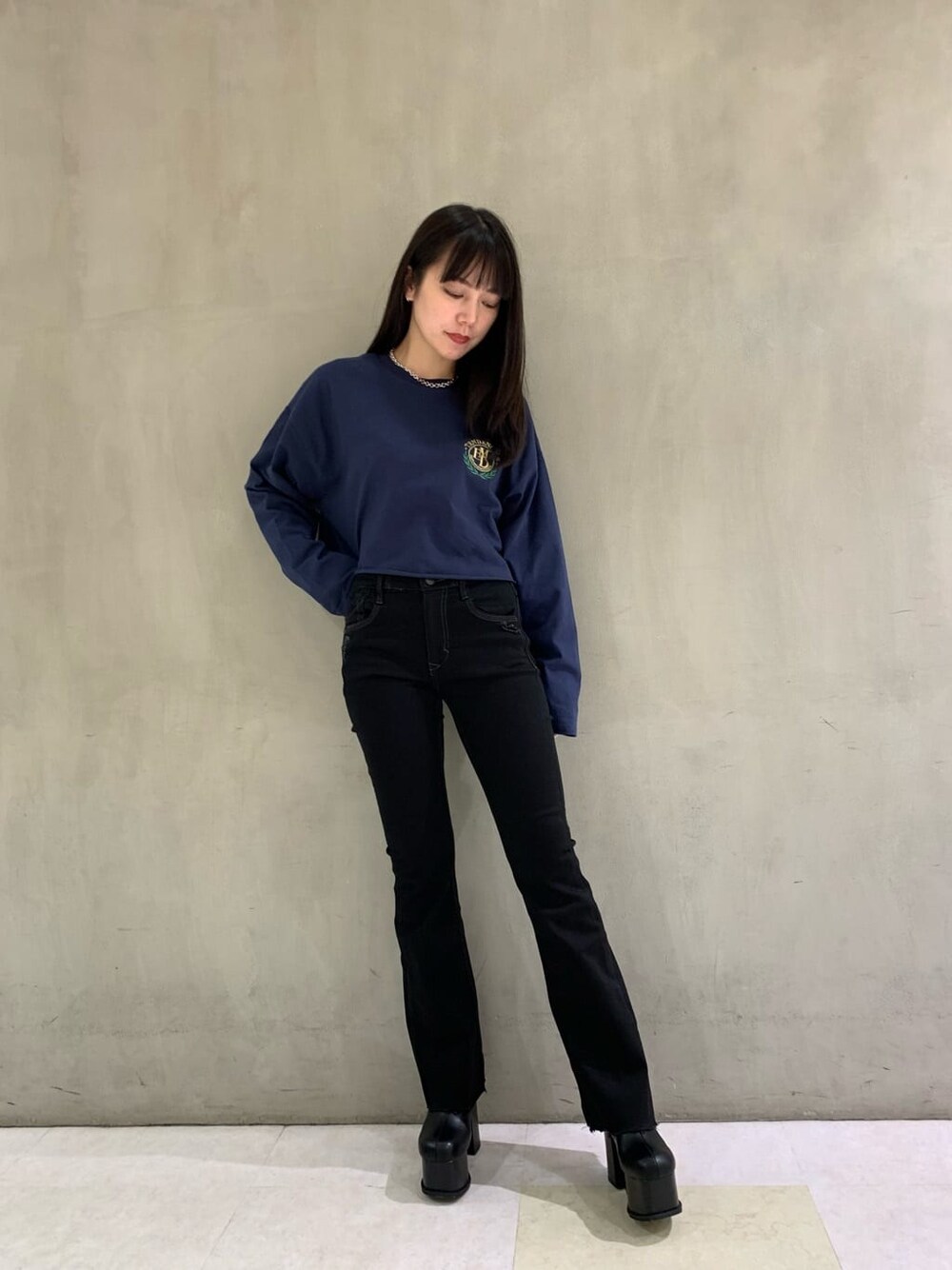 ブラック系のブーツ、ブラック系のデニムパンツ、ブルー系のTシャツ/カットソーを着用したレディースの秋コーディネートの1枚目の写真