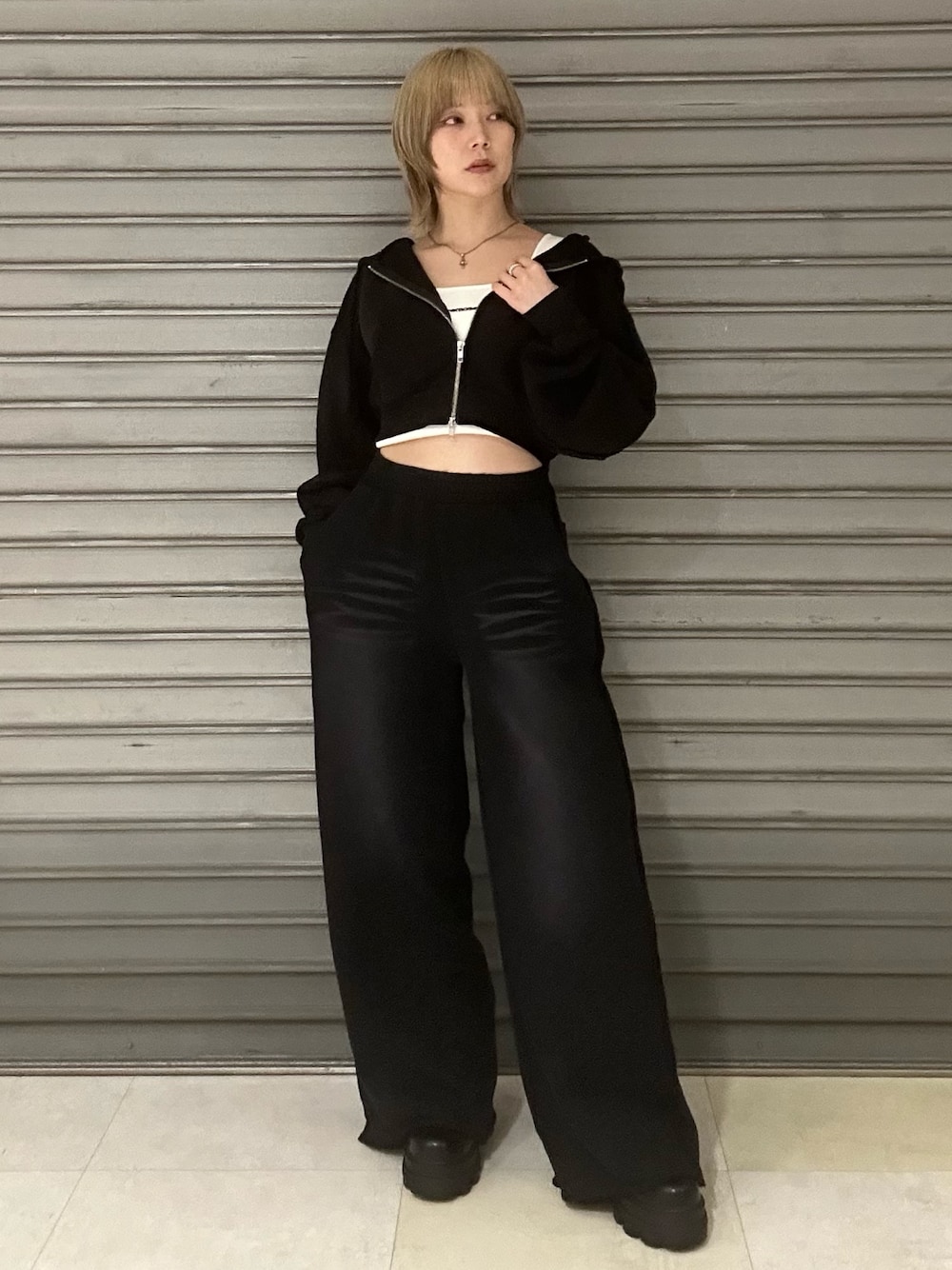 ブラック系のブーツ、ホワイト系のTシャツ/カットソー、ブラック系のパーカーを着用したレディースの秋コーディネートの1枚目の写真