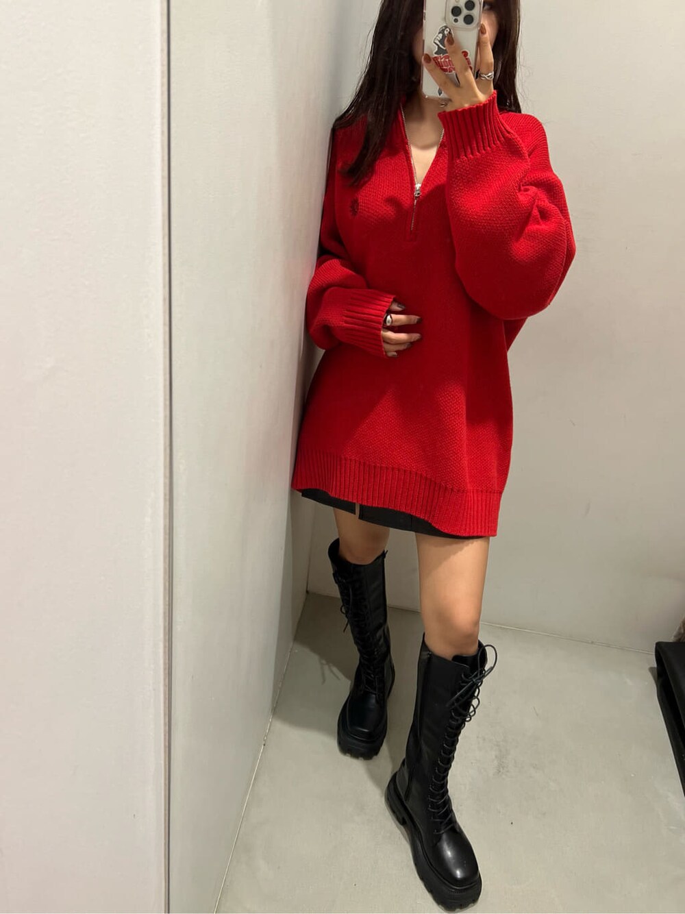 ブラック系のブーツ、レッド系のニット/セーター、ブラック系のスカートを着用したレディースの秋コーディネートの1枚目の写真