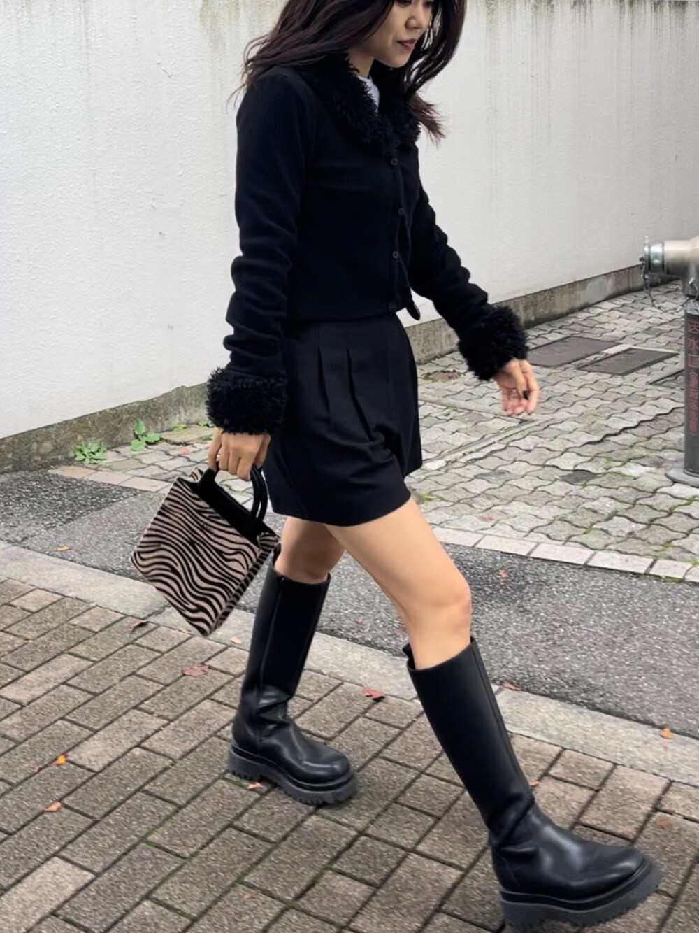 ブラック系のその他パンツ、ブラック系のTシャツ/カットソー、ホワイト系のTシャツ/カットソーを着用したレディースの秋コーディネートの1枚目の写真