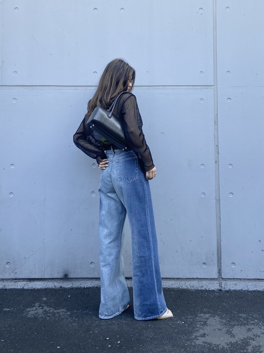 ブラック系のボストンバッグ、グリーン系のキャミソール、ブラック系のTシャツ/カットソーを着用したレディースの春コーディネートの1枚目の写真