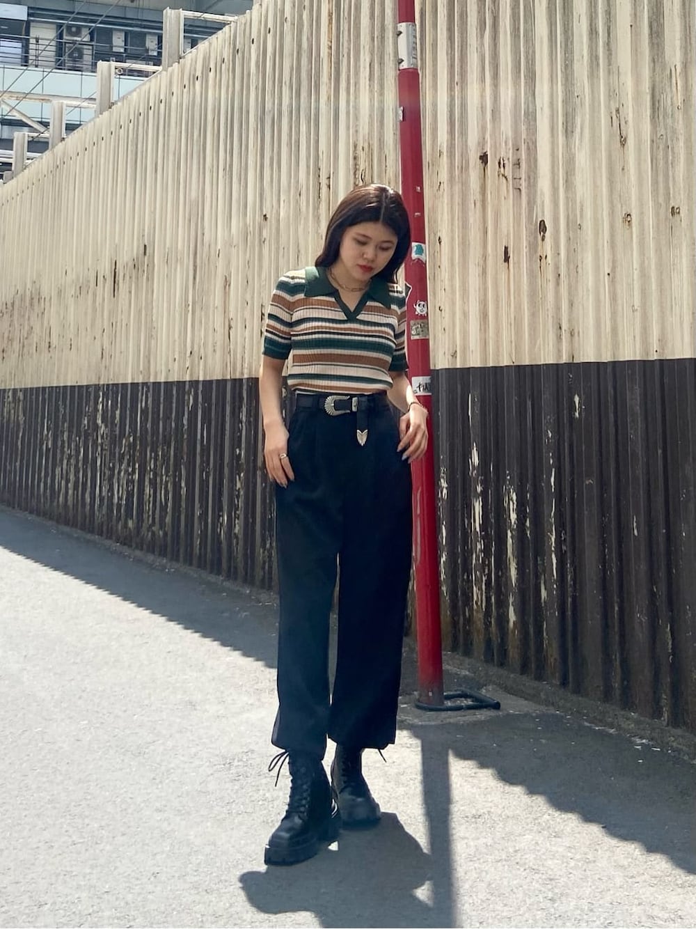 ブラック系のブーツ、グリーン系のニット/セーター、ブラック系のその他パンツを着用したレディースの春コーディネートの1枚目の写真