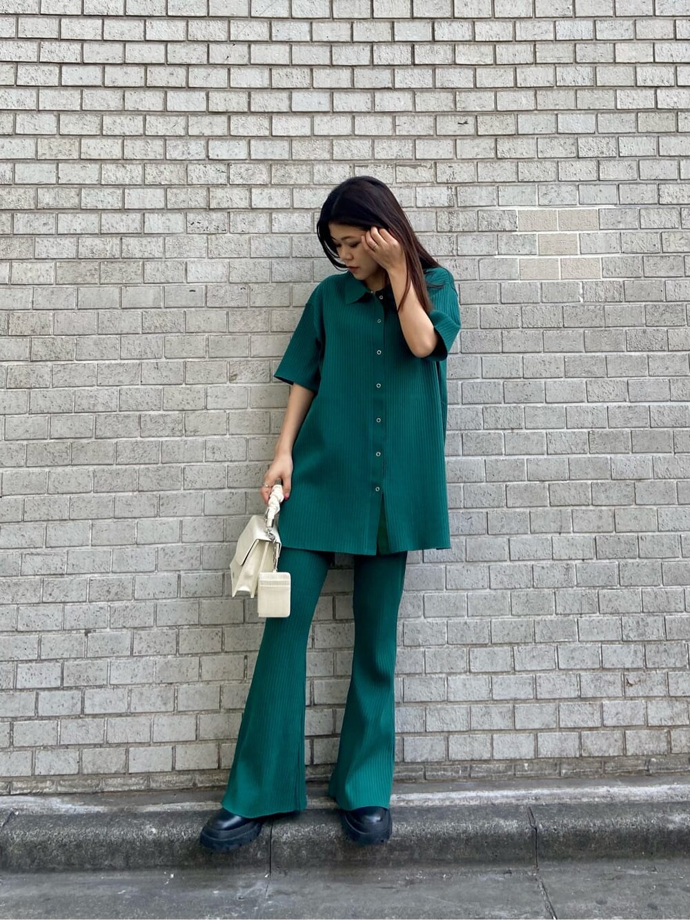 ブラック系のブーツ、グリーン系のその他パンツ、グリーン系のニット/セーターを着用したレディースの春コーディネートの1枚目の写真