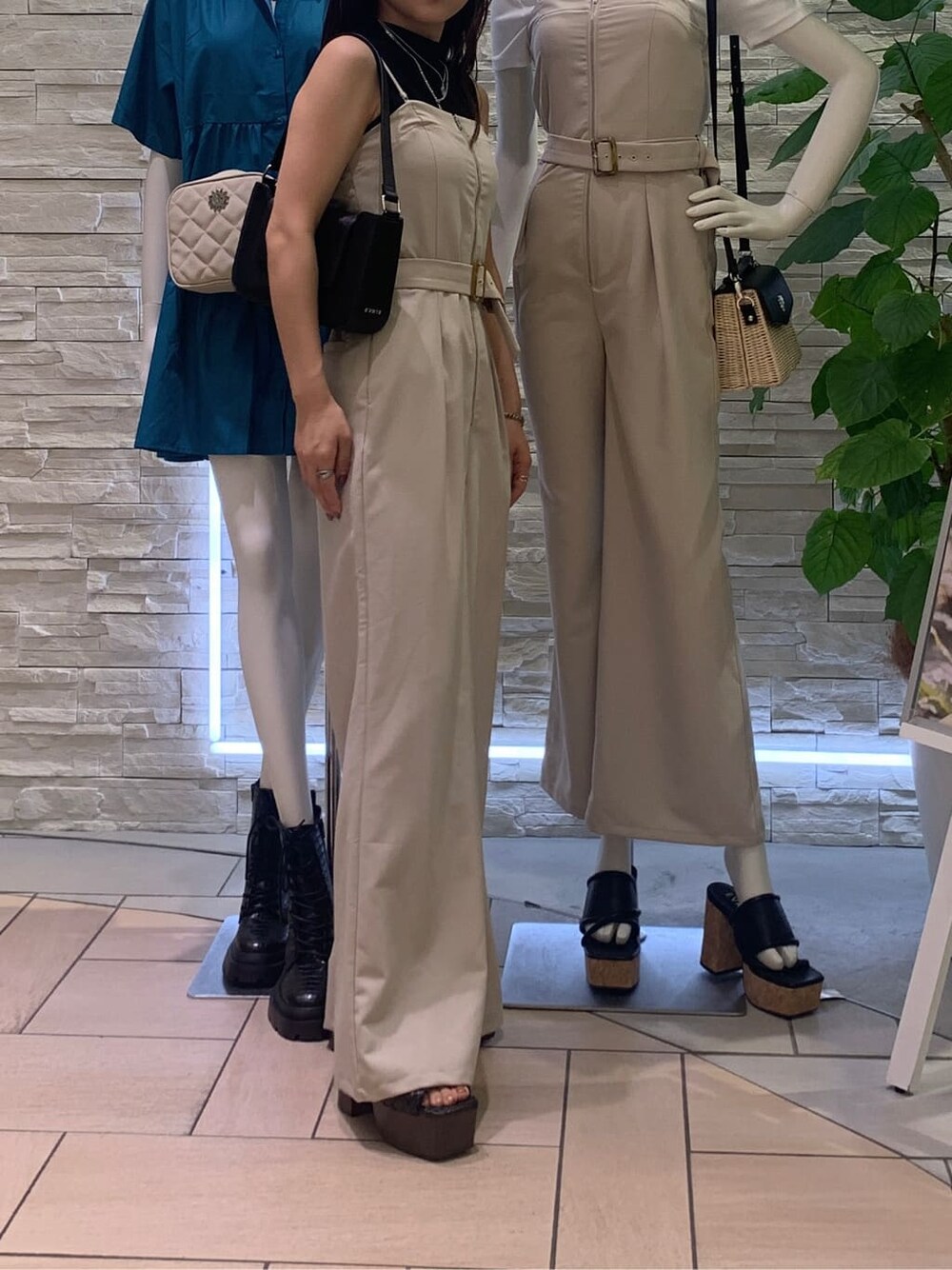 ブラック系のタンクトップ、ホワイト系のサロペット/オーバーオール、ブラック系のショルダーバッグを着用したレディースの夏コーディネートの1枚目の写真