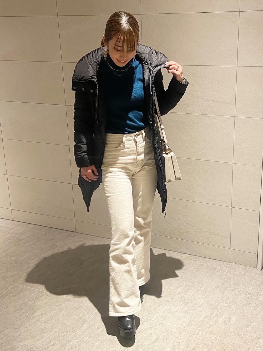 「シンプルコーデ、大人コーデ、おしゃれさんと繋がりたい、上品カジュアル、デニムパンツ、キレイめ」｜「UNIQLOのエクストラファインメリノリブタートルネックセーター（長袖）（ニット/セーター、ブルー系）」を使った、ktamuさん（レディース・155cm）の冬コーディネートの1枚目の写真