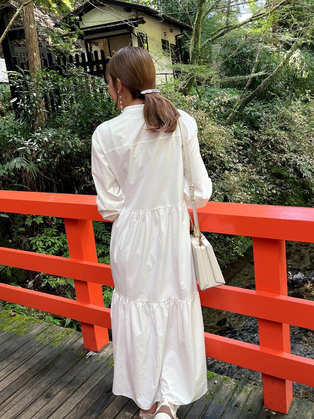 「カジュアルコーデ、秋コーデ、ゆるコーデ、シンプルコーデ、低身長女子、スニーカーコーデ、ショルダーバッグ」｜「GUのアイテム（ワンピース、ホワイト系）」を使った、ktamuさん（レディース・155cm）の秋コーディネートの1枚目の写真