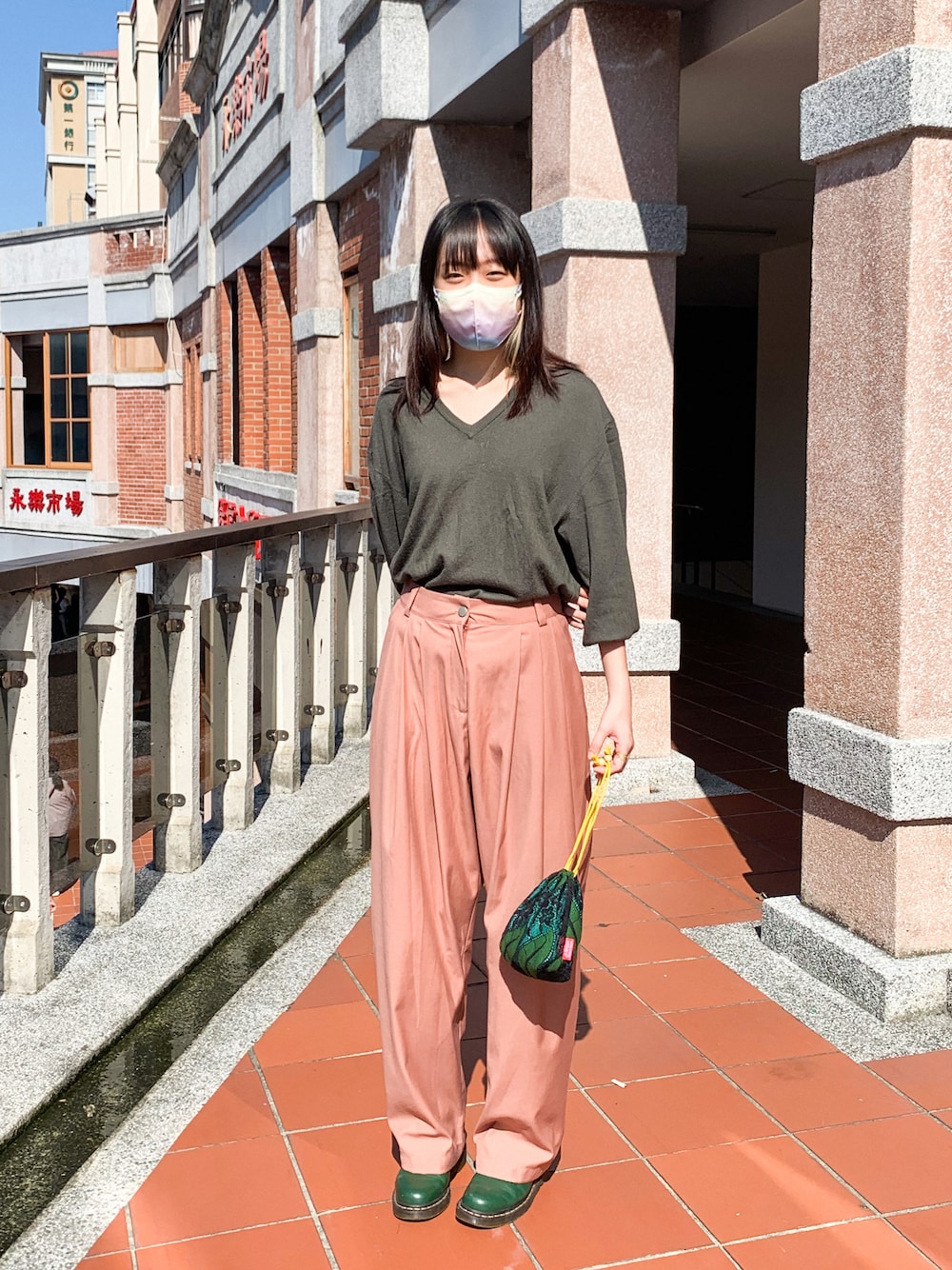 「Dr.Martens、green、ootd、オーダーメイド、復古、包包、永樂市場、永樂市場三樓」｜「永樂市場·三樓訂製のアイテム（ポーチ、グリーン系）」を使った、永樂市場·三樓訂製さん（レディース・172cm）の秋コーディネートの1枚目の写真