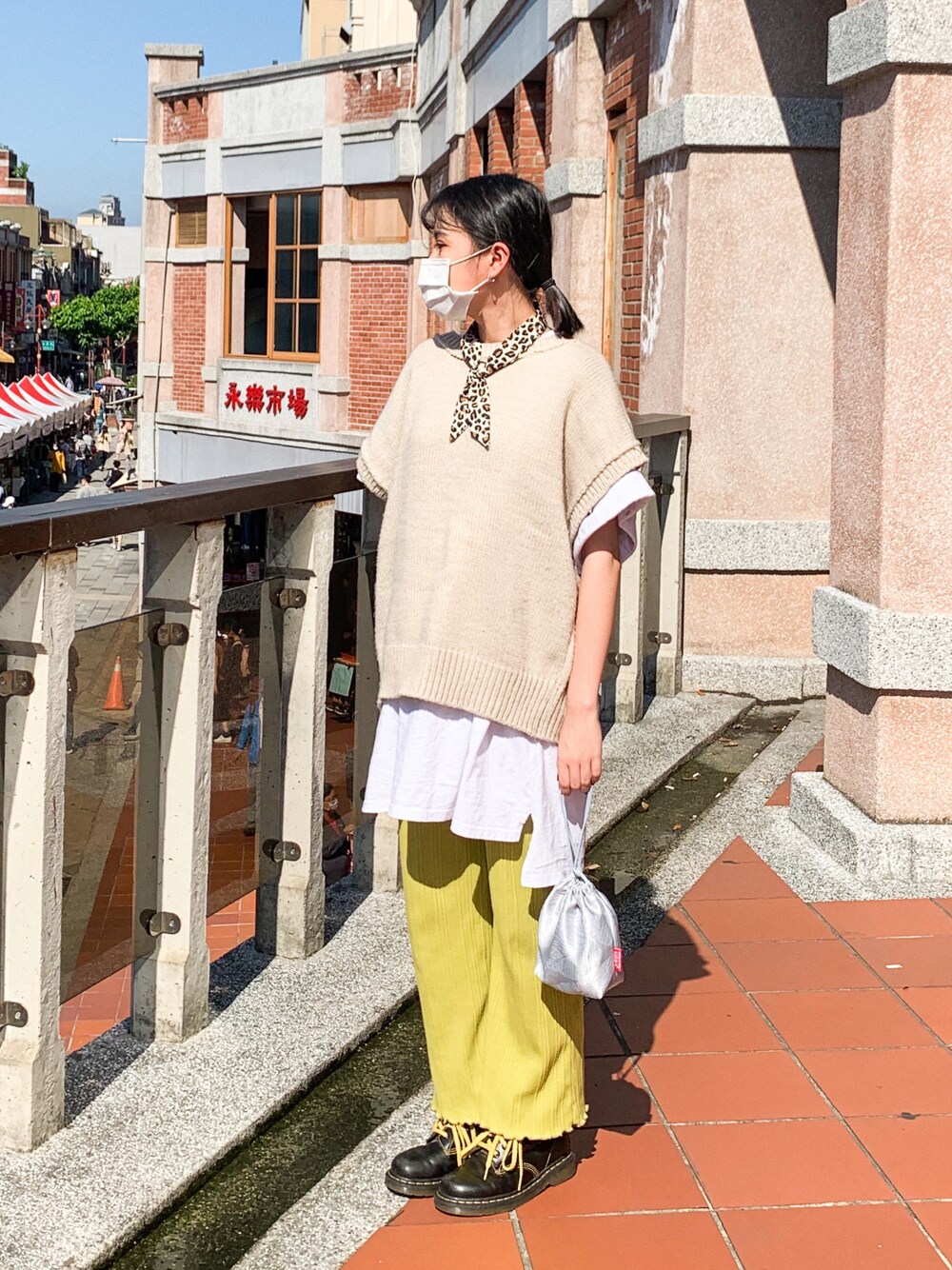 「ootd、永樂市場、永樂市場三樓、訂製、小包、Dr.Martens、オーダーメイド」｜「永樂市場·三樓訂製のアイテム（ポーチ、シルバー系）」を使った、永樂市場·三樓訂製さん（レディース・162cm）の秋コーディネートの1枚目の写真