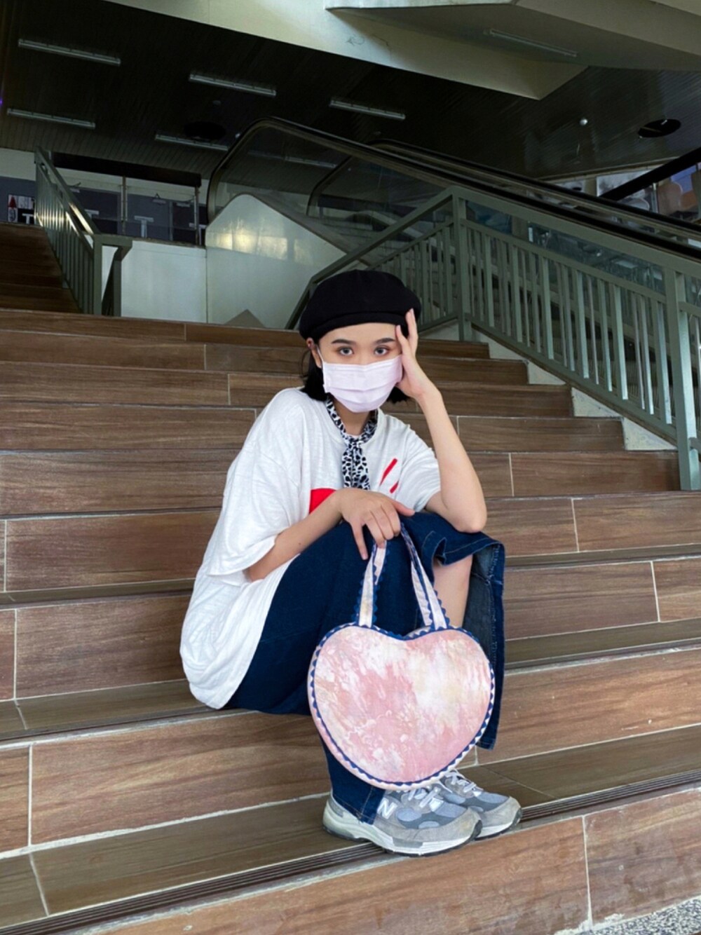 「New Balance、バッグ、ootd、HUMAN MADE、ヒューマンメイド、永樂市場、永樂市場三樓、訂製」｜「HUMAN MADEのアイテム（Tシャツ/カットソー、ホワイト系）」を使った、永樂市場·三樓訂製さん（レディース・162cm）の秋コーディネートの1枚目の写真