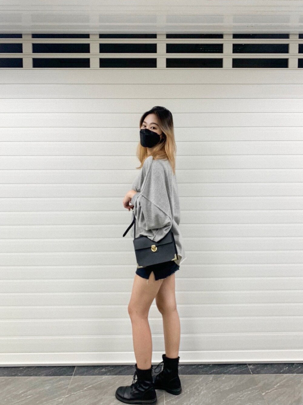 「ootd、永樂市場、永樂市場三樓、訂製、台湾、バッグ、黒、オーダーメイド」｜「永樂市場·三樓訂製のアイテム（ショルダーバッグ、ブラック系）」を使った、永樂市場·三樓訂製さん（レディース・167cm）の秋コーディネートの1枚目の写真