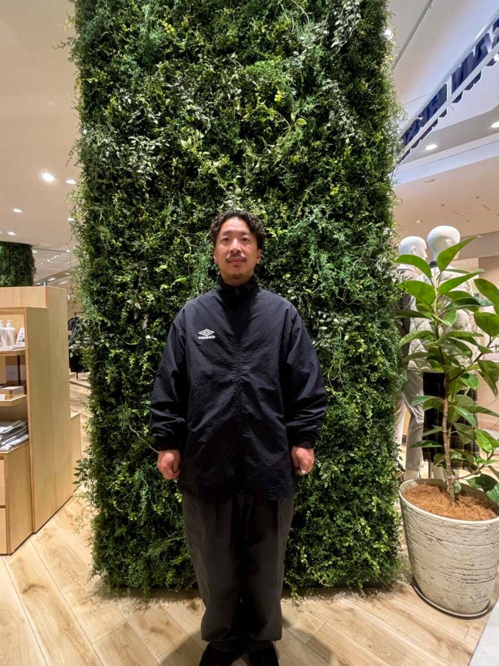 ブルー系のその他アウターを着用したメンズの秋コーディネートの1枚目の写真