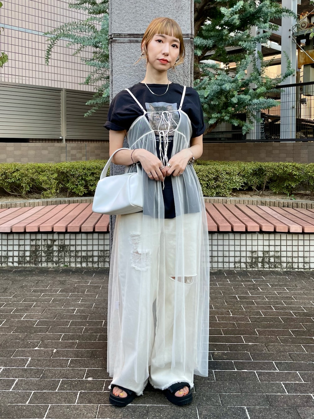 「シンプルコーデ、大人カジュアル、着回しコーデ、レース、おでかけコーデ、Tシャツコーデ、骨格ナチュラル、夏コーデ、チュールワンピース、デニムコーデ、ロゴT、モノトーン、サンダルコーデ」｜「PUBLUXのPUBLUX/パブリュクス 2WAYチュールキャミワンピース【限定展開】（ワンピース、ホワイト系）」を使った、まちるだ さん（骨格ナチュラル・レディース・157cm）の夏コーディネートの1枚目の写真