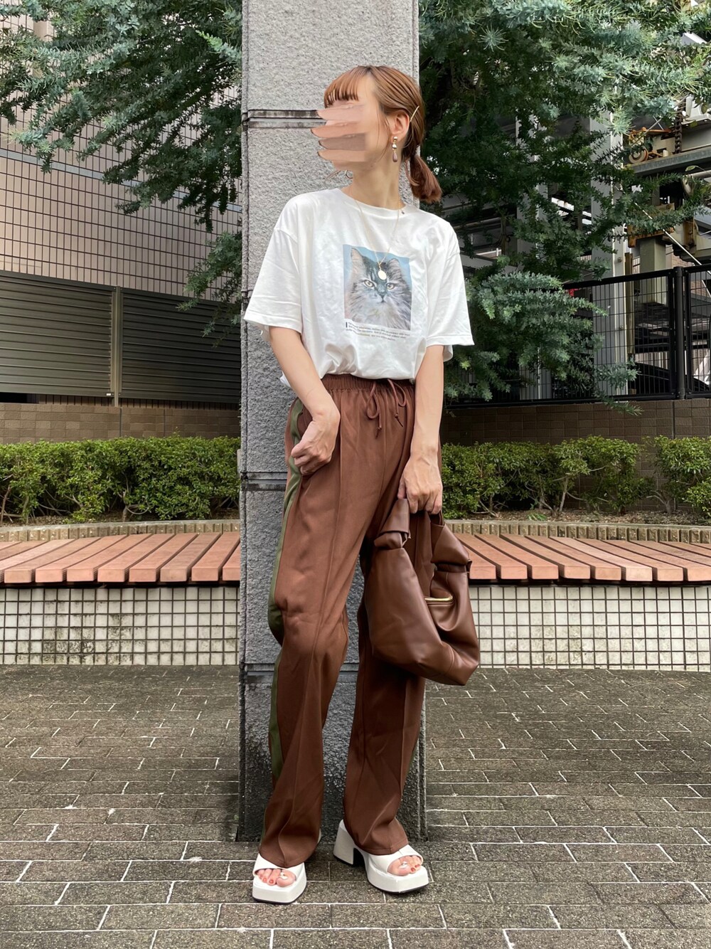 ブラウン系のその他パンツ、ホワイト系のサンダル、ホワイト系のTシャツ/カットソーを着用したレディースの秋コーディネートの1枚目の写真
