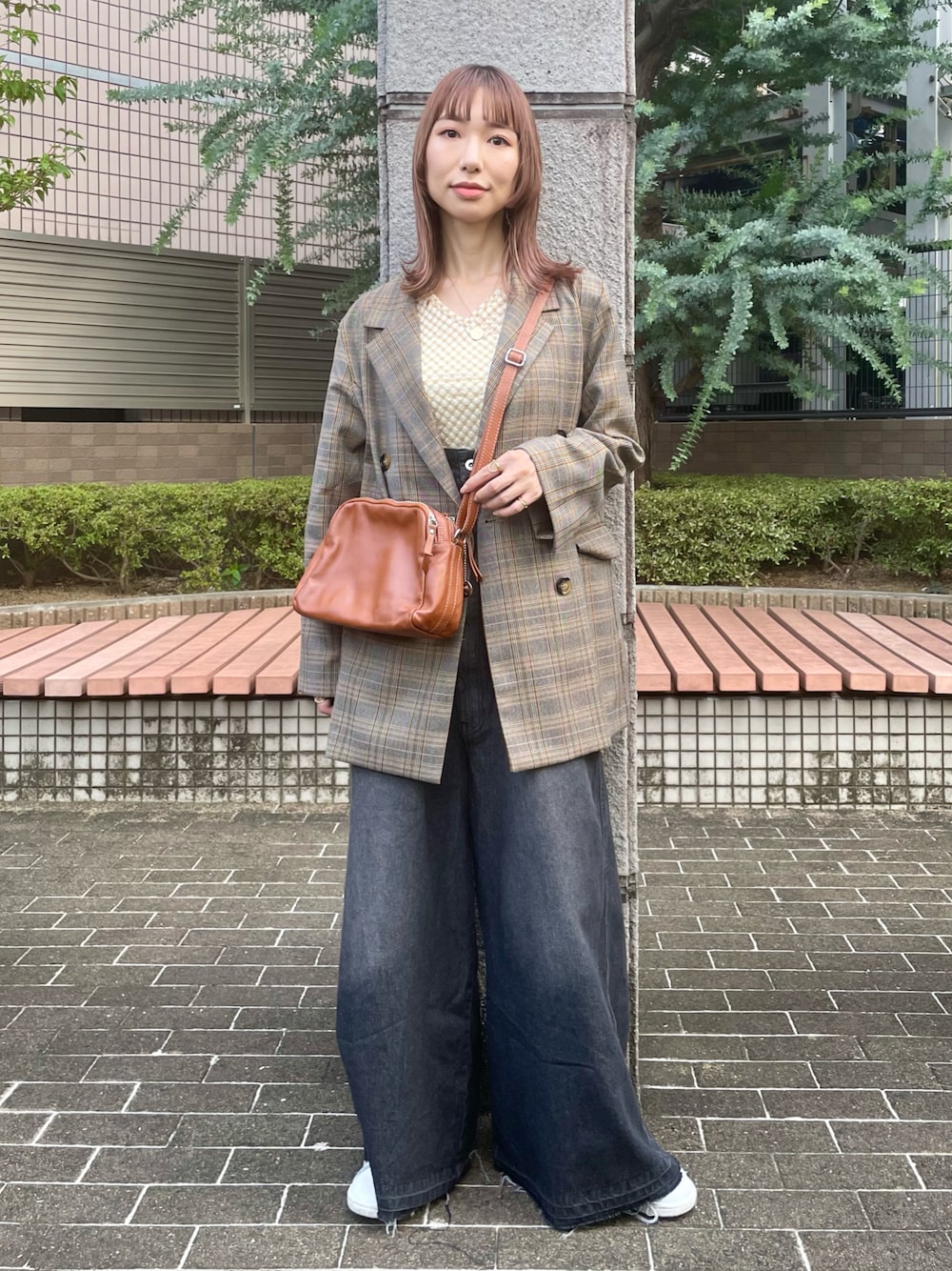 ホワイト系のTシャツ/カットソー、ベージュ系のテーラードジャケット、ブラック系のサロペット/オーバーオールを着用したレディースの秋コーディネートの1枚目の写真