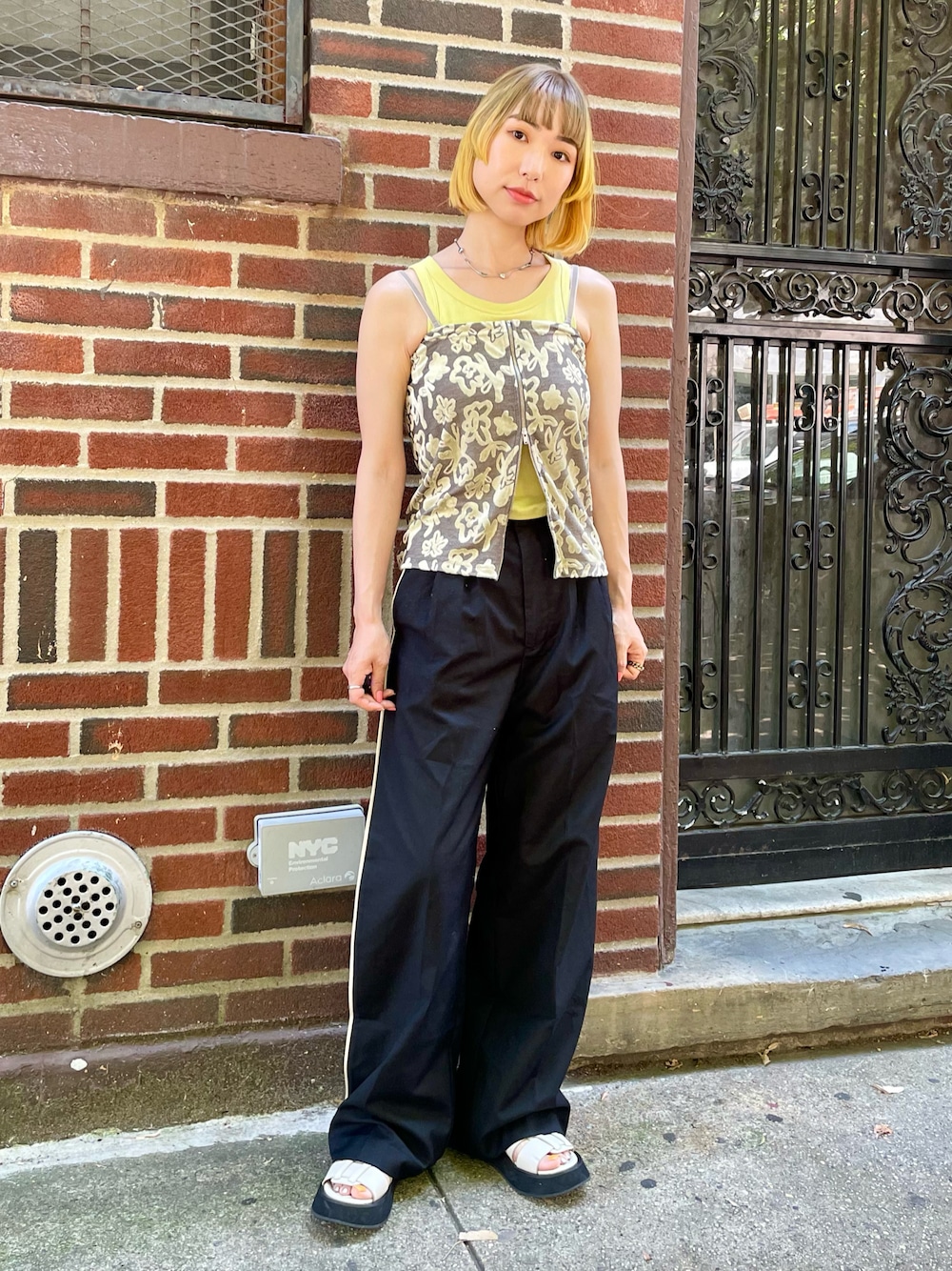 イエロー系のキャミソール、ブラック系のその他パンツ、イエロー系のタンクトップを着用したレディースの夏コーディネートの1枚目の写真