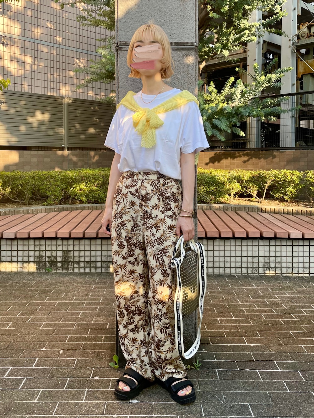 イエロー系のTシャツ/カットソー、ホワイト系のTシャツ/カットソー、ホワイト系のその他パンツを着用したレディースの夏コーディネートの1枚目の写真