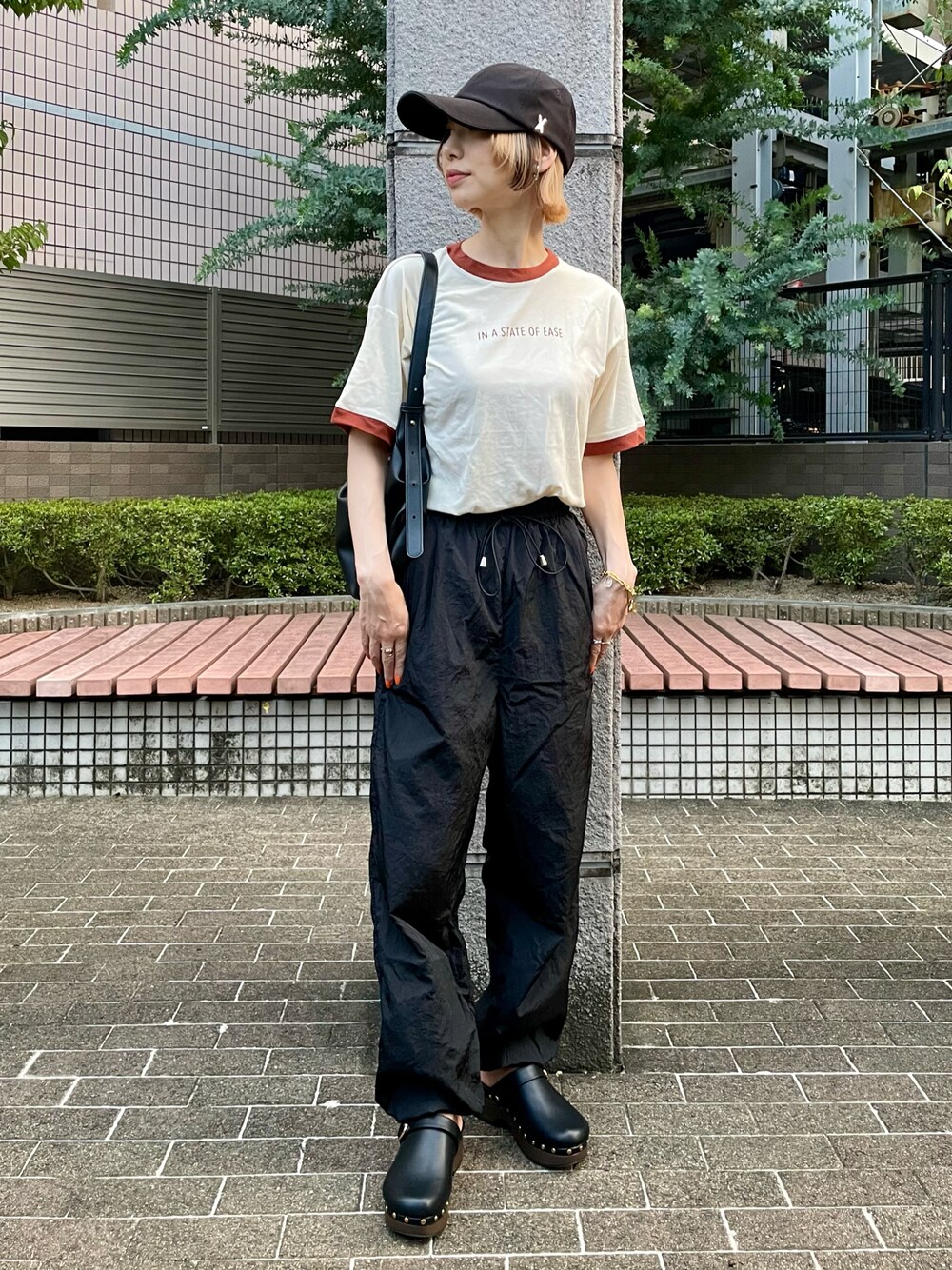 ブラウン系のTシャツ/カットソー、ブラック系のその他パンツ、ブラック系のサンダルを着用したレディースの夏コーディネートの1枚目の写真