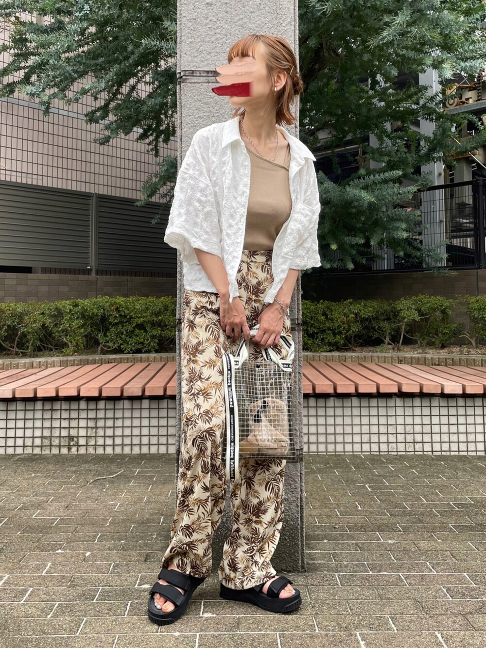 ブラック系のサンダル、ブラック系のショルダーバッグ、ホワイト系のその他パンツを着用したレディースの夏コーディネートの1枚目の写真