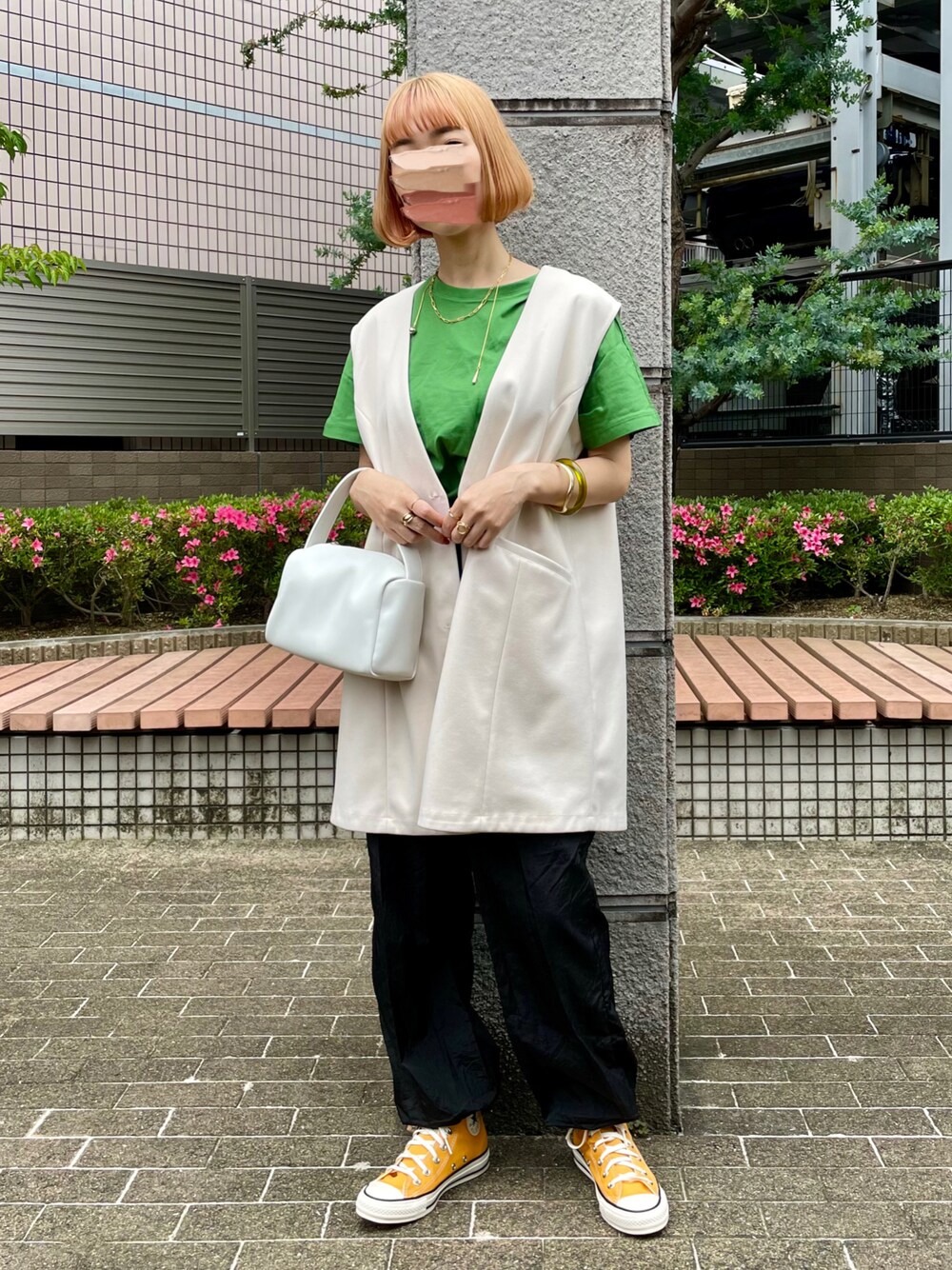 ホワイト系のベスト、ブラック系のその他パンツ、ホワイト系のTシャツ/カットソーを着用したレディースの春コーディネートの1枚目の写真