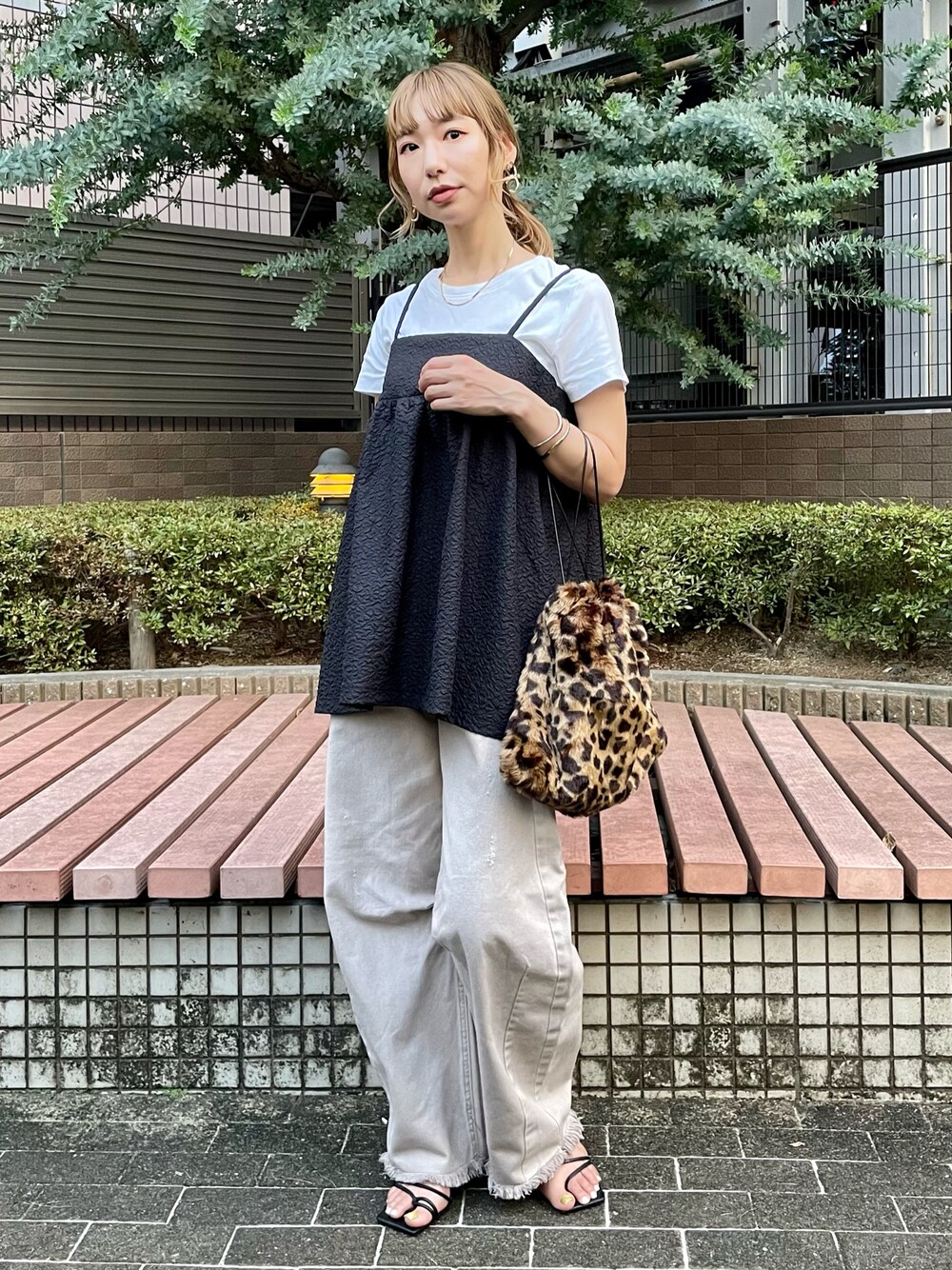 ベージュ系のデニムパンツ、ブラック系のキャミソール、ホワイト系のTシャツ/カットソーを着用したレディースの夏コーディネートの1枚目の写真
