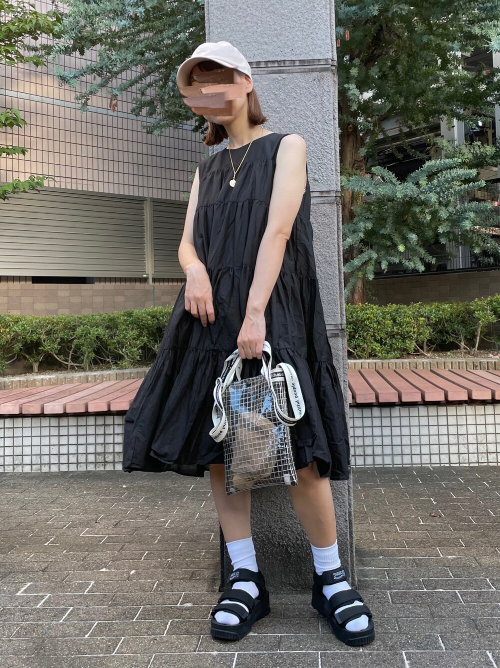 ブラック系のワンピース、ブラック系のショルダーバッグ、ブラック系のサンダルを着用したレディースの夏コーディネートの1枚目の写真