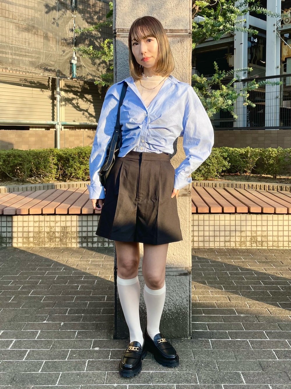 ブラック系のその他パンツ、ブルー系のシャツ/ブラウス、グレー系のTシャツ/カットソーを着用したレディースの春コーディネートの1枚目の写真