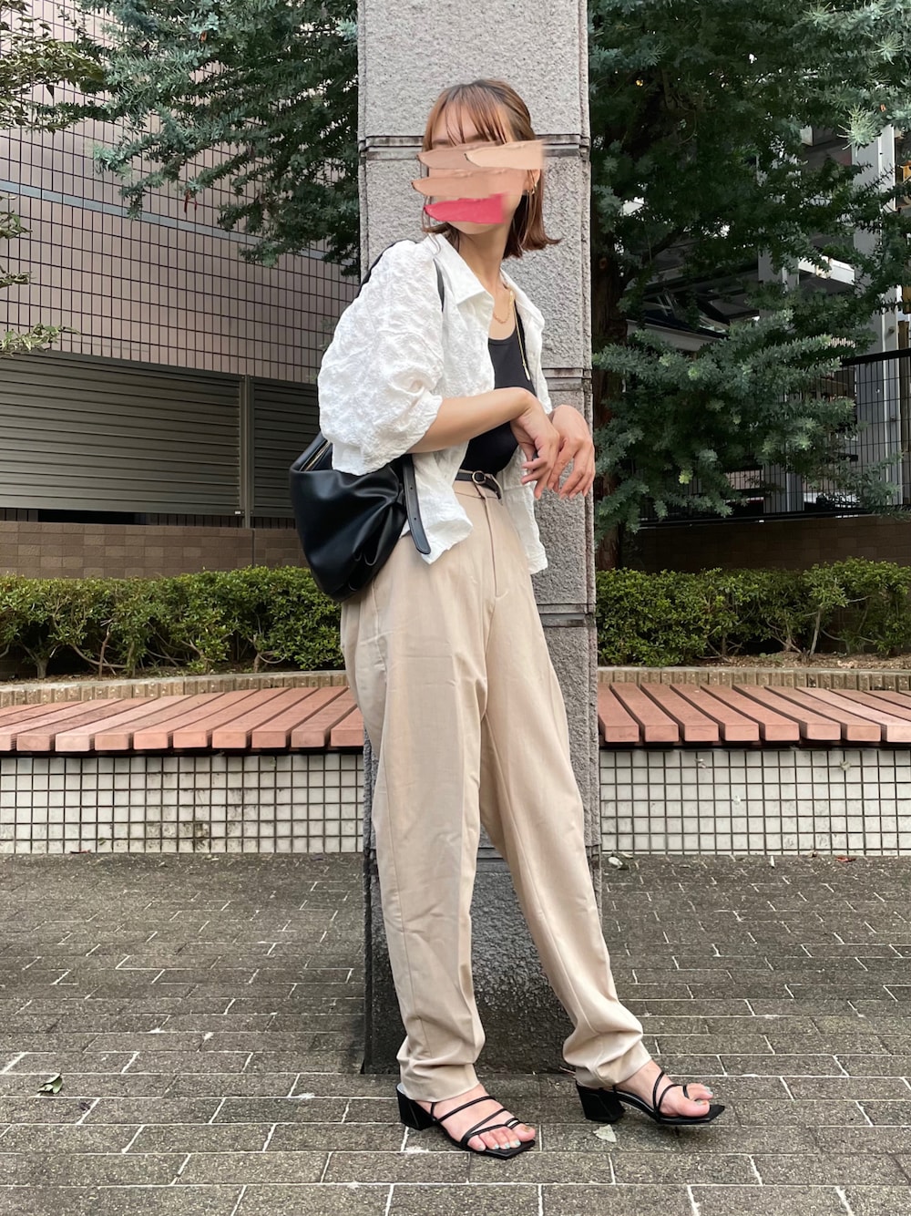 ホワイト系のシャツ/ブラウス、ベージュ系のその他パンツ、ブラック系のサンダルを着用したレディースの夏コーディネートの1枚目の写真
