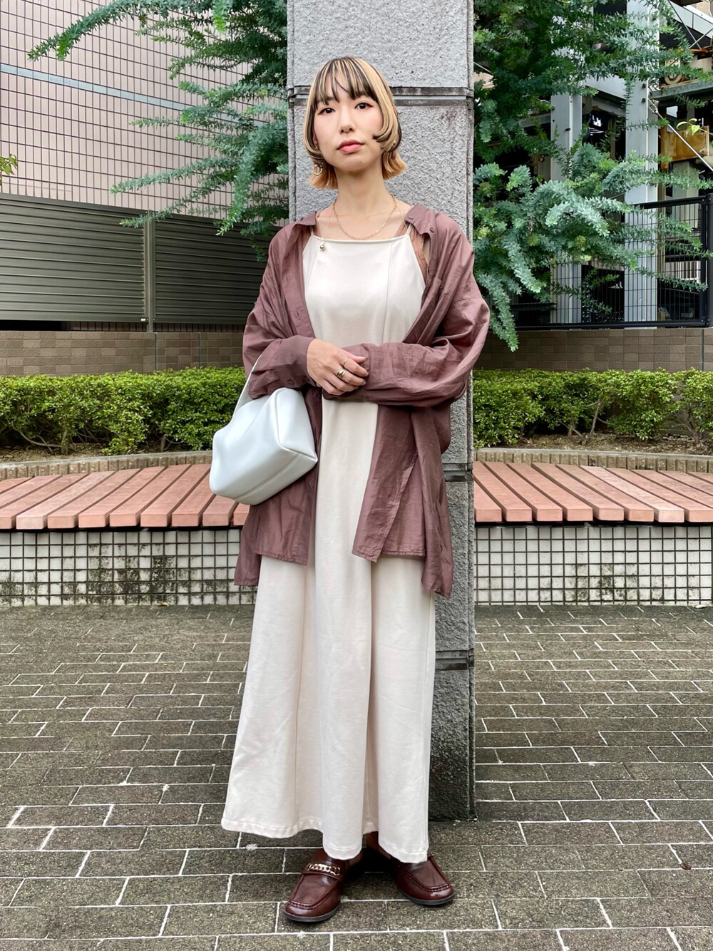 ブラウン系のシャツ/ブラウス、ホワイト系のワンピース、ブラウン系のタンクトップを着用したレディースの秋コーディネートの1枚目の写真
