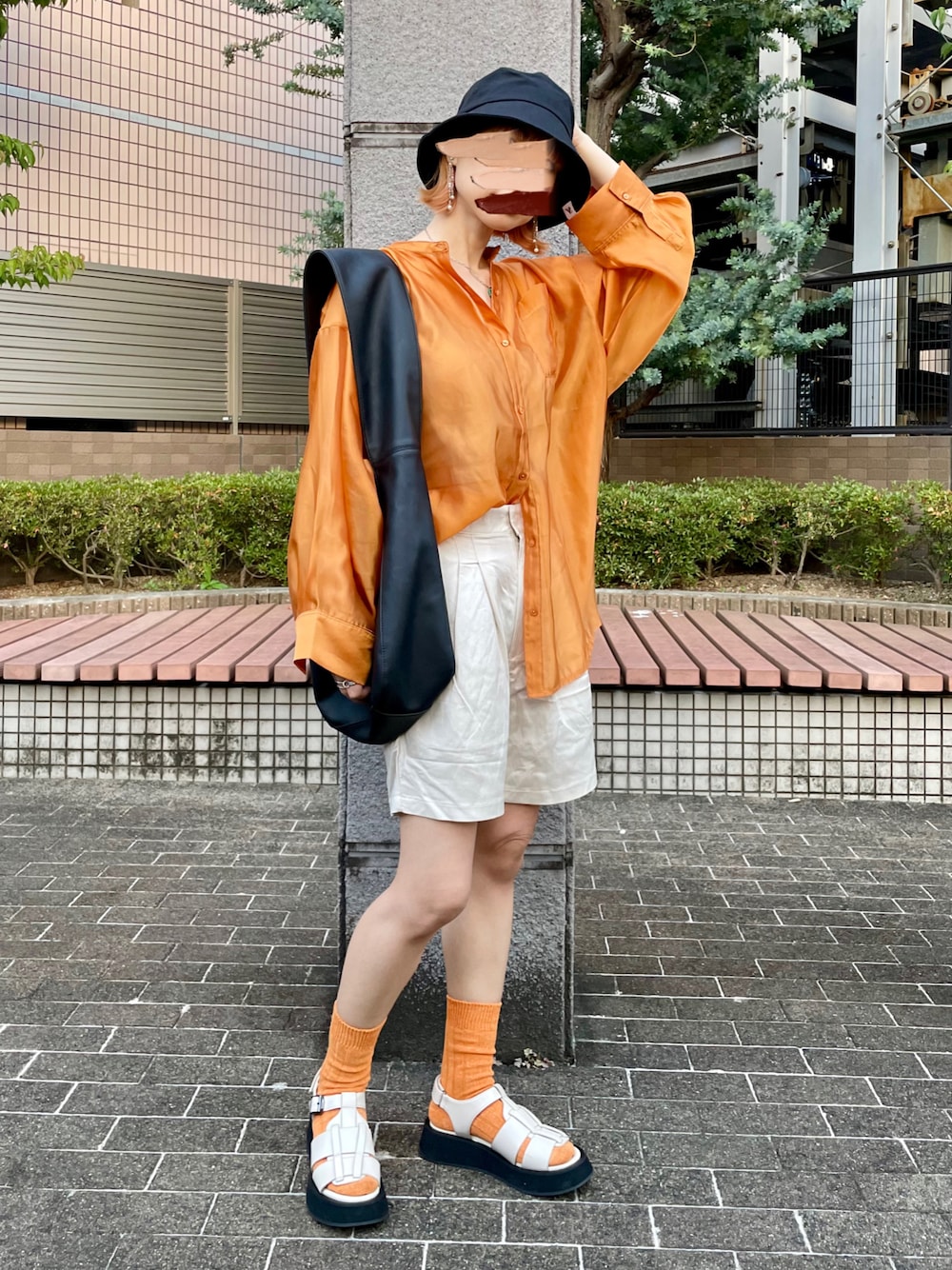 オレンジ系のシャツ/ブラウス、ホワイト系のその他パンツ、ホワイト系のサンダルを着用したレディースの夏コーディネートの1枚目の写真