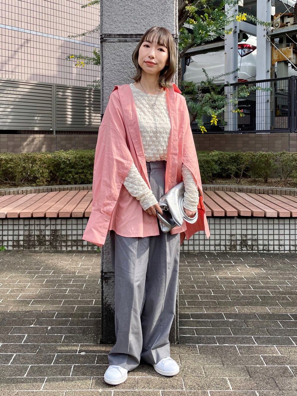 「春服デビュー宣言、休日スタイル、お出かけコーデ、パンツコーデ、きれいめカジュアル、スニーカー女子、adidas、春服みてみて、着回しコーデ、シャツスタイル、スラックス、オトナカジュアル、お花見コーデ」｜「Kastaneの【2022AWアイテム】フラワージャガードプルオーバー（Tシャツ/カットソー、ホワイト系）」を使った、まちるだ さん（骨格ナチュラル・レディース・157cm）の春コーディネートの1枚目の写真