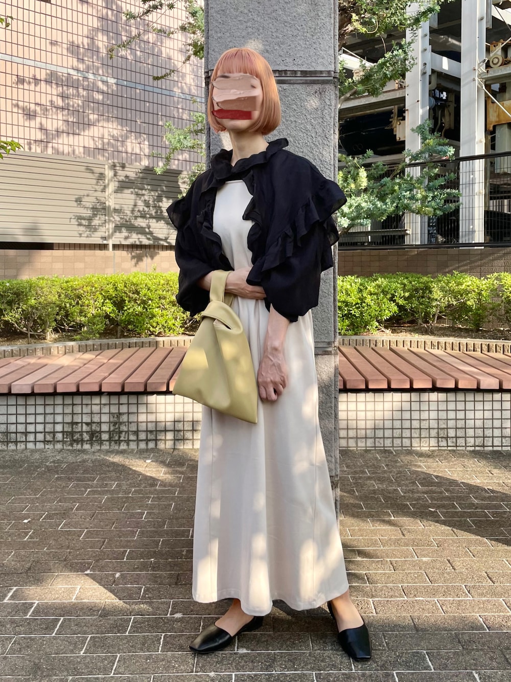 ブラック系のシャツ/ブラウス、ホワイト系のワンピース、グリーン系のハンドバッグを着用したレディースの春コーディネートの1枚目の写真