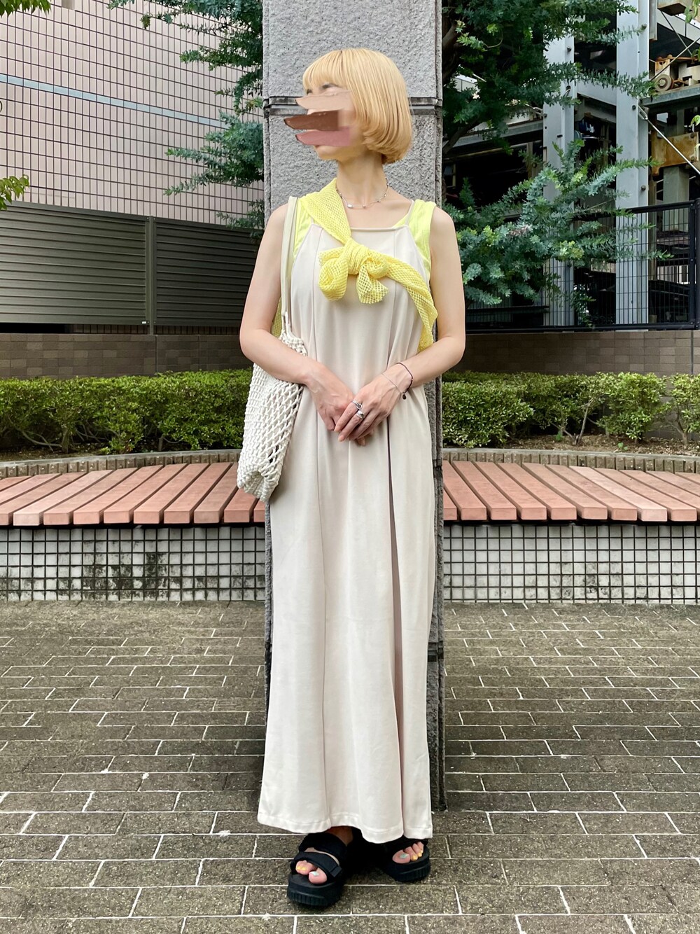 ホワイト系のワンピース、イエロー系のTシャツ/カットソー、イエロー系のタンクトップを着用したレディースの夏コーディネートの1枚目の写真