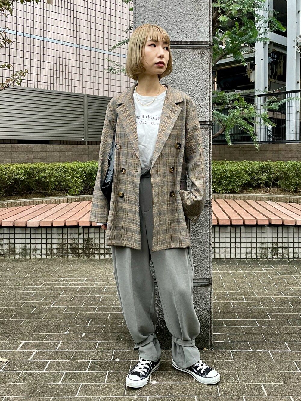 ベージュ系のテーラードジャケット、グレー系のその他パンツ、ホワイト系のTシャツ/カットソーを着用したレディースの秋コーディネートの1枚目の写真