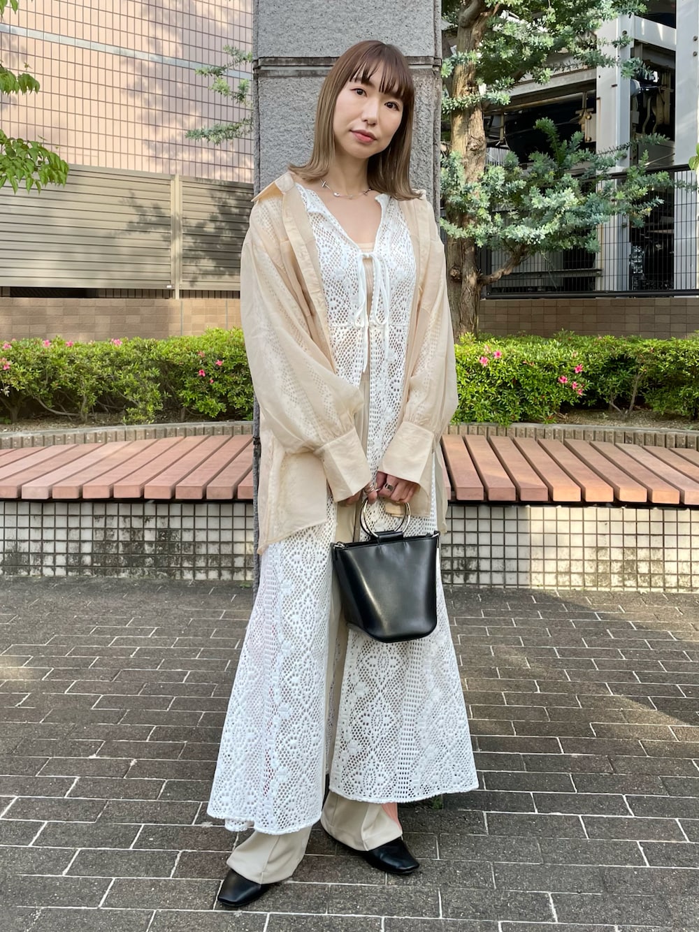 ベージュ系のシャツ/ブラウス、ベージュ系のその他パンツ、ホワイト系のワンピースを着用したレディースの春コーディネートの1枚目の写真