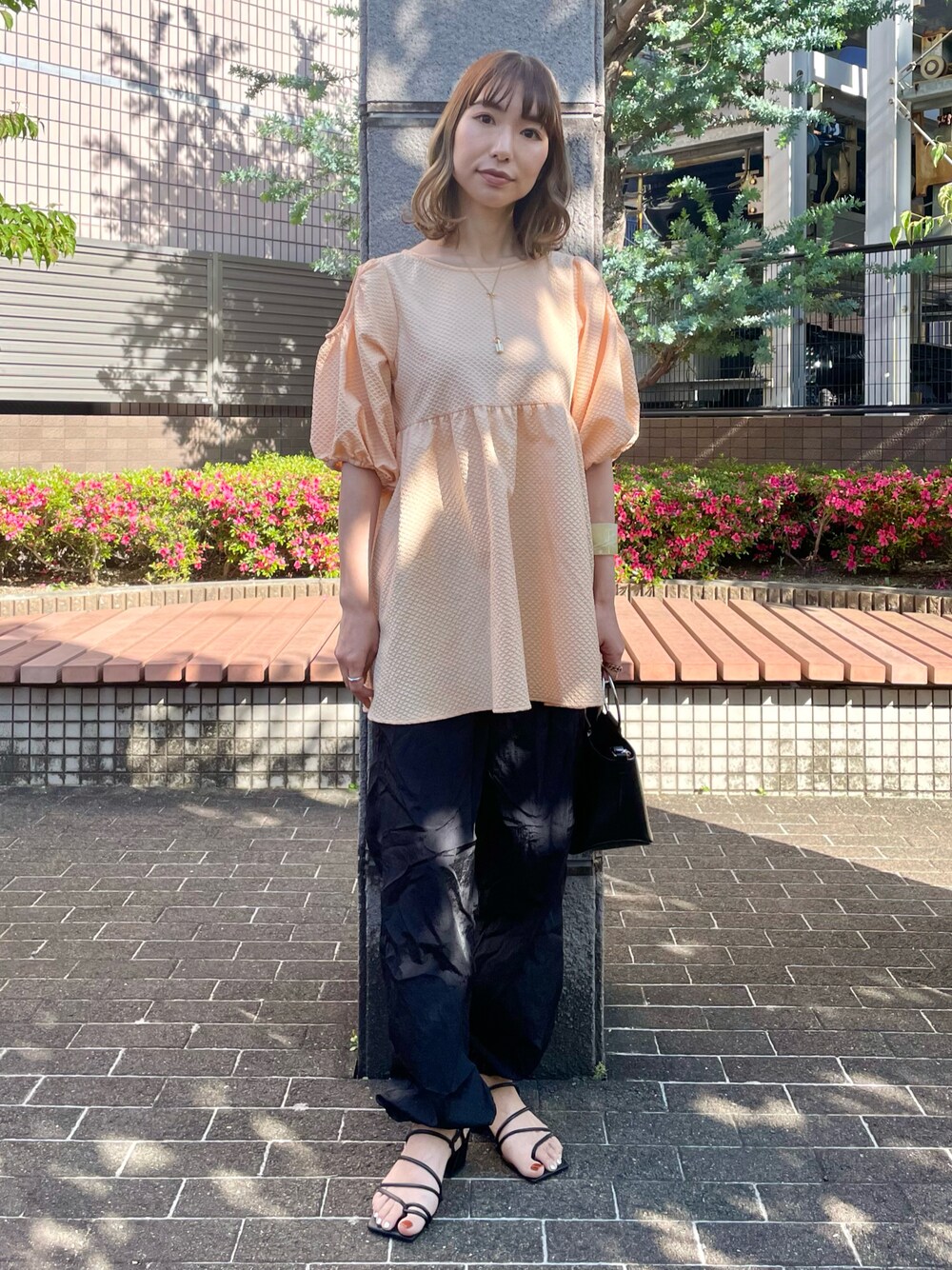 オレンジ系のシャツ/ブラウス、ブラック系のその他パンツ、ブラック系のサンダルを着用したレディースの夏コーディネートの1枚目の写真