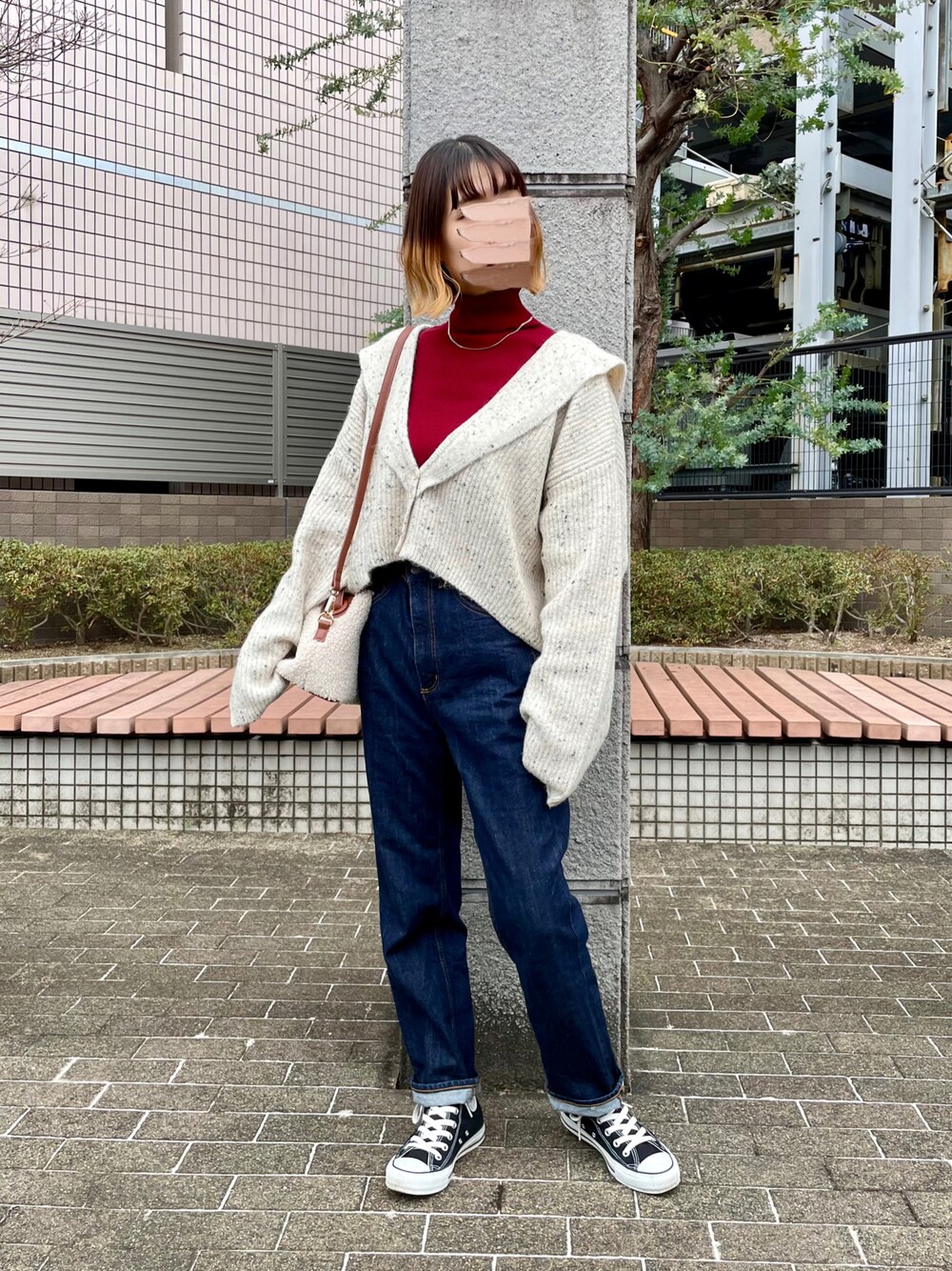 ブルー系のデニムパンツ、ホワイト系のカーディガン/ボレロ、ホワイト系のショルダーバッグを着用したレディースの冬コーディネートの1枚目の写真