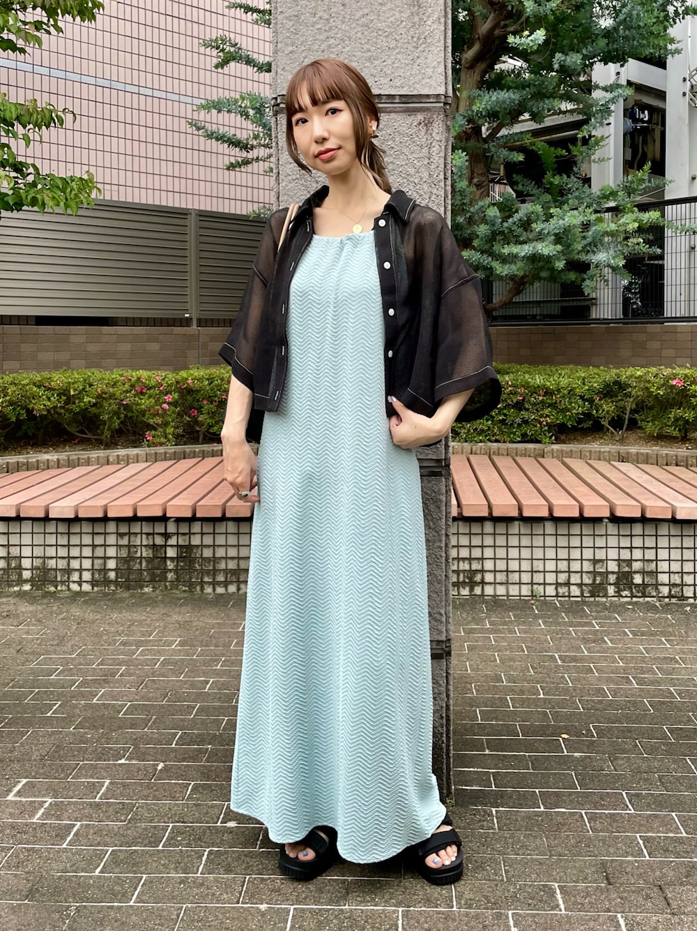 ブルー系のワンピース、ブラック系のシャツ/ブラウス、ブラック系のサンダルを着用したレディースの夏コーディネートの1枚目の写真